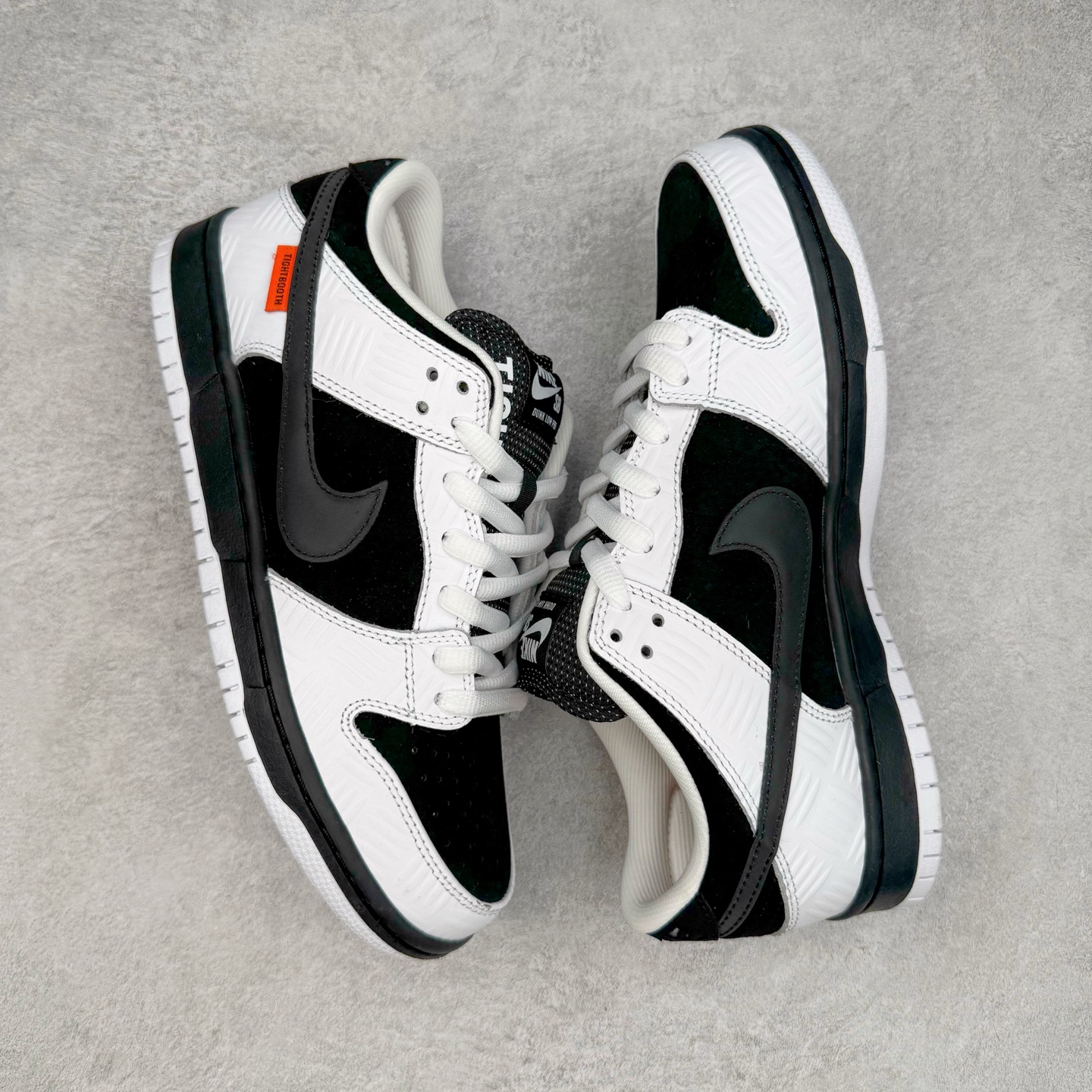 图片[3]-＃M纯原 TIGHTBOOTH x NK SB Dunk Low 联名反转黑白熊猫 FD2629-100 圈内最强 零售首选 独家原厂航空铝磨具打磨大底 鞋头坡度极致还原 原盒原配 圈内天花板工艺 原厂冲刀 超高清洁度 全鞋零毛边皮料切割 全套原楦原模倾力打造完美版型 采用原厂百宏鞋带以及原厂百宏织唛舌标 内标可供原厂几率过验 原厂中底布黄色点胶 原厂中底布拉帮走线遵循公司‼️尺码：36 36.5 37.5 38 38.5 39 40 40.5 41 42 42.5 43 44 44.5 45 46 47.5-选品中心