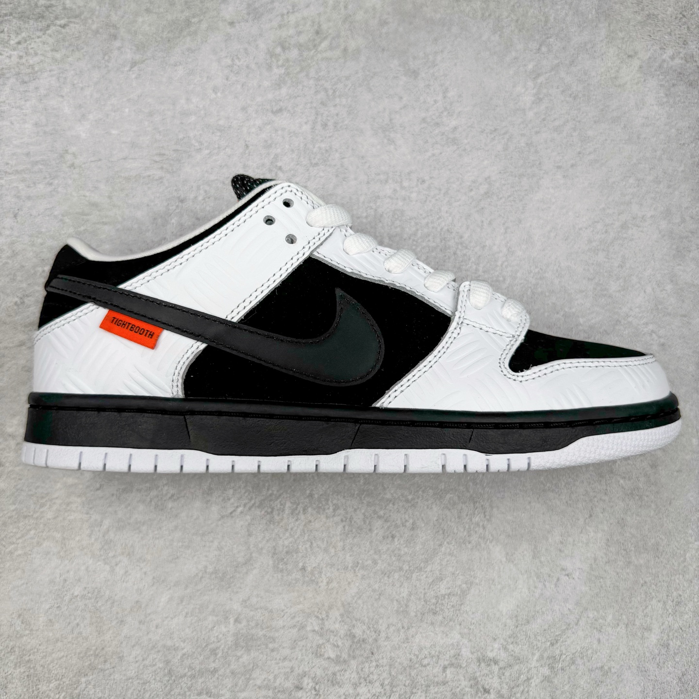 ＃M纯原 TIGHTBOOTH x NK SB Dunk Low 联名反转黑白熊猫 FD2629-100 圈内最强 零售首选 独家原厂航空铝磨具打磨大底 鞋头坡度极致还原 原盒原配 圈内天花板工艺 原厂冲刀 超高清洁度 全鞋零毛边皮料切割 全套原楦原模倾力打造完美版型 采用原厂百宏鞋带以及原厂百宏织唛舌标 内标可供原厂几率过验 原厂中底布黄色点胶 原厂中底布拉帮走线遵循公司‼️尺码：36 36.5 37.5 38 38.5 39 40 40.5 41 42 42.5 43 44 44.5 45 46 47.5-选品中心