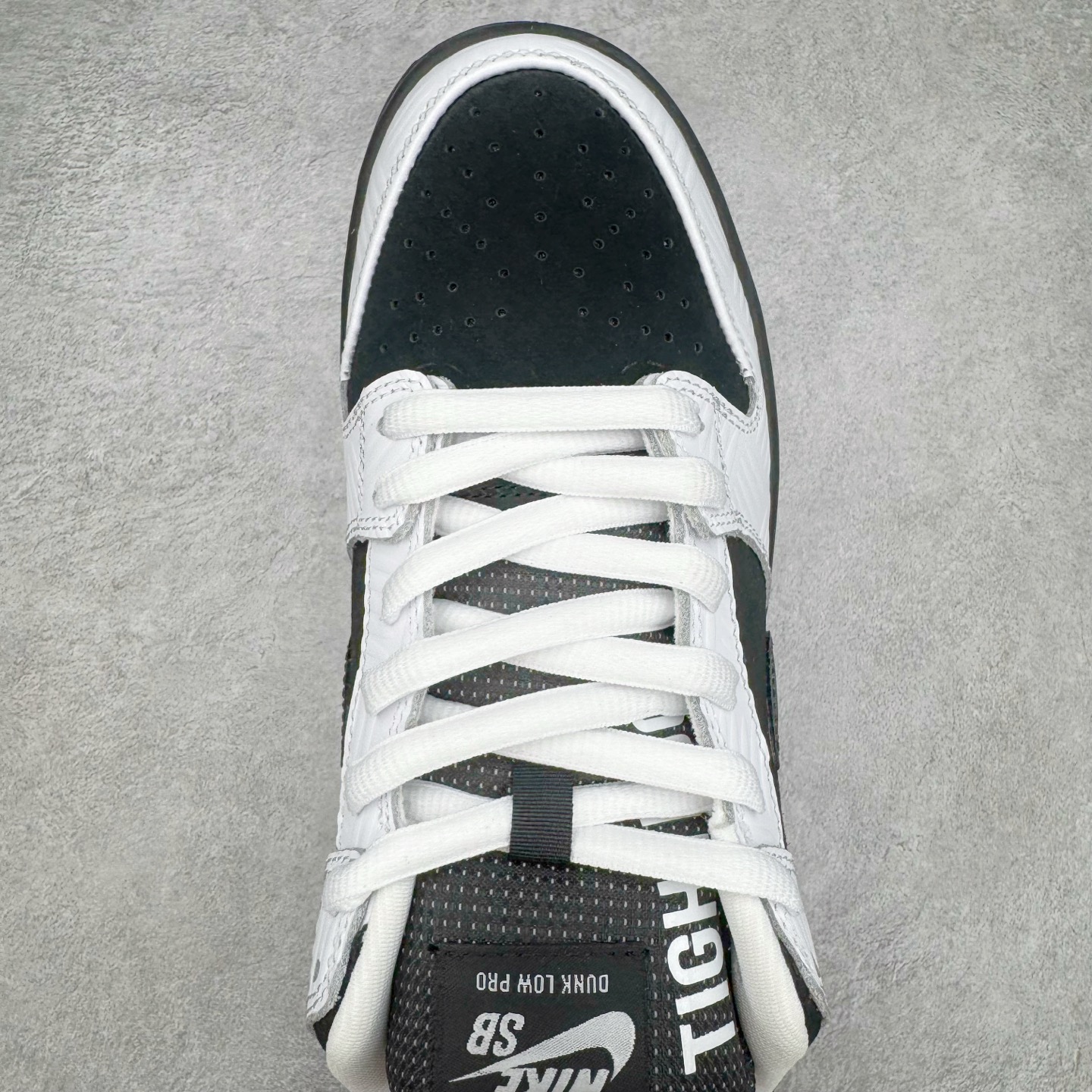 图片[4]-＃M纯原 TIGHTBOOTH x NK SB Dunk Low 联名反转黑白熊猫 FD2629-100 圈内最强 零售首选 独家原厂航空铝磨具打磨大底 鞋头坡度极致还原 原盒原配 圈内天花板工艺 原厂冲刀 超高清洁度 全鞋零毛边皮料切割 全套原楦原模倾力打造完美版型 采用原厂百宏鞋带以及原厂百宏织唛舌标 内标可供原厂几率过验 原厂中底布黄色点胶 原厂中底布拉帮走线遵循公司‼️尺码：36 36.5 37.5 38 38.5 39 40 40.5 41 42 42.5 43 44 44.5 45 46 47.5-选品中心