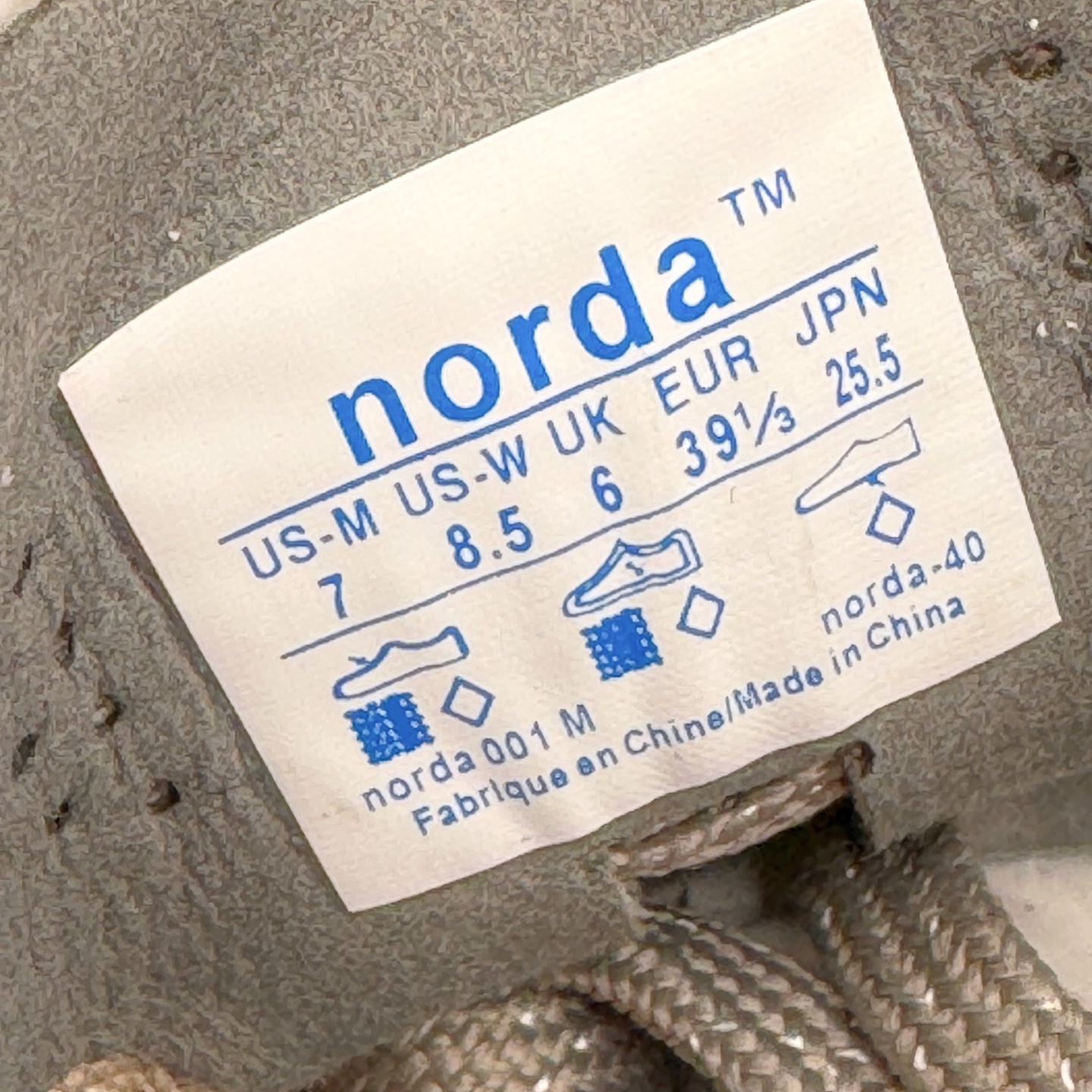 图片[12]-＃纯原 NORDA 001 G+ 轻便户外运动舒适防滑耐磨低帮跑步鞋 Norda是一个来自加拿大的品牌，由两位越野跑者Nicholas Martire 和Willamina Martire夫妇联合其他两位合作者创立，旨在打造全球最佳的越野跑鞋。在品牌正式成立之前，他们邀请了运动员、艺术家和材料专家，共同讨论如何塑造这个全新的品牌。最终，Norda品牌在2020年正式成立，但他们的第一双鞋子Norda001直到2022年1月才发布。在品牌成立的三年里，Norda总共只推出了两款跑鞋，但在配色和其他品牌的合作上却频频发力。包括Zegna、Ciele和Satisfy等跑步圈里的当红品牌，都进行了联名。Zegna更是在今年年初收购了一部分Norda的股份，并宣称将会在未来投入更多资金支持品牌的发展。尺码：36 36.5 37.5 38 38.5 39 40 40.5 41 42 42.5 43 44 44.5 45 46-选品中心