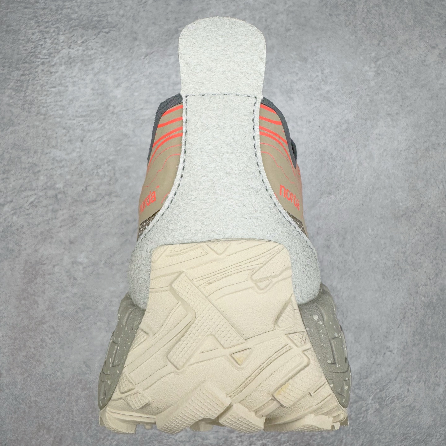 图片[8]-＃纯原 NORDA 001 G+ 轻便户外运动舒适防滑耐磨低帮跑步鞋 Norda是一个来自加拿大的品牌，由两位越野跑者Nicholas Martire 和Willamina Martire夫妇联合其他两位合作者创立，旨在打造全球最佳的越野跑鞋。在品牌正式成立之前，他们邀请了运动员、艺术家和材料专家，共同讨论如何塑造这个全新的品牌。最终，Norda品牌在2020年正式成立，但他们的第一双鞋子Norda001直到2022年1月才发布。在品牌成立的三年里，Norda总共只推出了两款跑鞋，但在配色和其他品牌的合作上却频频发力。包括Zegna、Ciele和Satisfy等跑步圈里的当红品牌，都进行了联名。Zegna更是在今年年初收购了一部分Norda的股份，并宣称将会在未来投入更多资金支持品牌的发展。尺码：36 36.5 37.5 38 38.5 39 40 40.5 41 42 42.5 43 44 44.5 45 46-选品中心