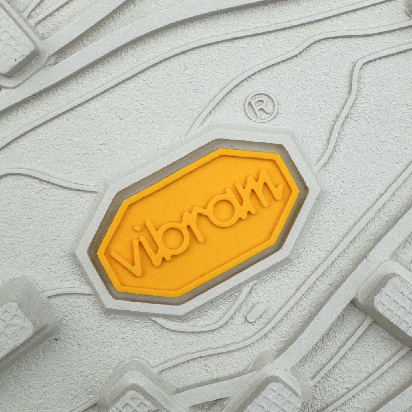 图片[13]-＃纯原 NORDA 001 G+ 轻便户外运动舒适防滑耐磨低帮跑步鞋 Norda是一个来自加拿大的品牌，由两位越野跑者Nicholas Martire 和Willamina Martire夫妇联合其他两位合作者创立，旨在打造全球最佳的越野跑鞋。在品牌正式成立之前，他们邀请了运动员、艺术家和材料专家，共同讨论如何塑造这个全新的品牌。最终，Norda品牌在2020年正式成立，但他们的第一双鞋子Norda001直到2022年1月才发布。在品牌成立的三年里，Norda总共只推出了两款跑鞋，但在配色和其他品牌的合作上却频频发力。包括Zegna、Ciele和Satisfy等跑步圈里的当红品牌，都进行了联名。Zegna更是在今年年初收购了一部分Norda的股份，并宣称将会在未来投入更多资金支持品牌的发展。尺码：36 36.5 37.5 38 38.5 39 40 40.5 41 42 42.5 43 44 44.5 45 46-选品中心