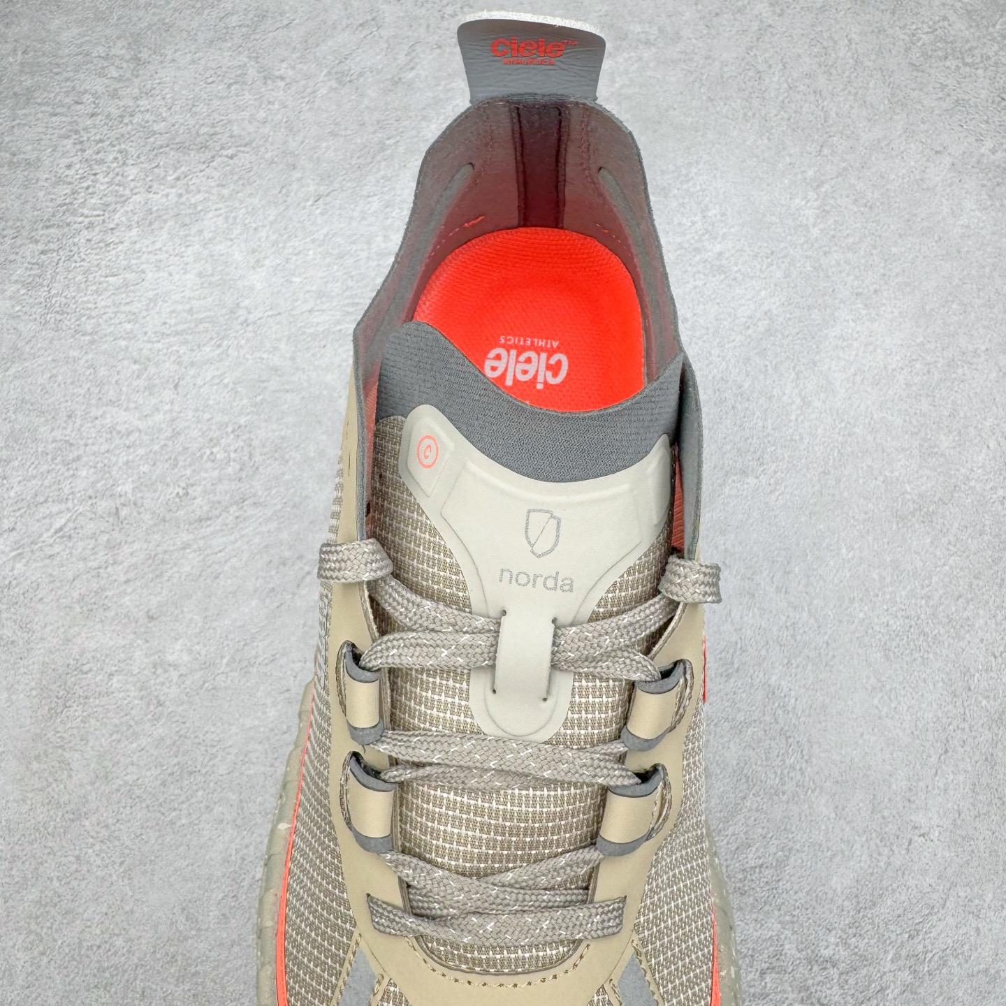 图片[5]-＃纯原 NORDA 001 G+ 轻便户外运动舒适防滑耐磨低帮跑步鞋 Norda是一个来自加拿大的品牌，由两位越野跑者Nicholas Martire 和Willamina Martire夫妇联合其他两位合作者创立，旨在打造全球最佳的越野跑鞋。在品牌正式成立之前，他们邀请了运动员、艺术家和材料专家，共同讨论如何塑造这个全新的品牌。最终，Norda品牌在2020年正式成立，但他们的第一双鞋子Norda001直到2022年1月才发布。在品牌成立的三年里，Norda总共只推出了两款跑鞋，但在配色和其他品牌的合作上却频频发力。包括Zegna、Ciele和Satisfy等跑步圈里的当红品牌，都进行了联名。Zegna更是在今年年初收购了一部分Norda的股份，并宣称将会在未来投入更多资金支持品牌的发展。尺码：36 36.5 37.5 38 38.5 39 40 40.5 41 42 42.5 43 44 44.5 45 46-选品中心