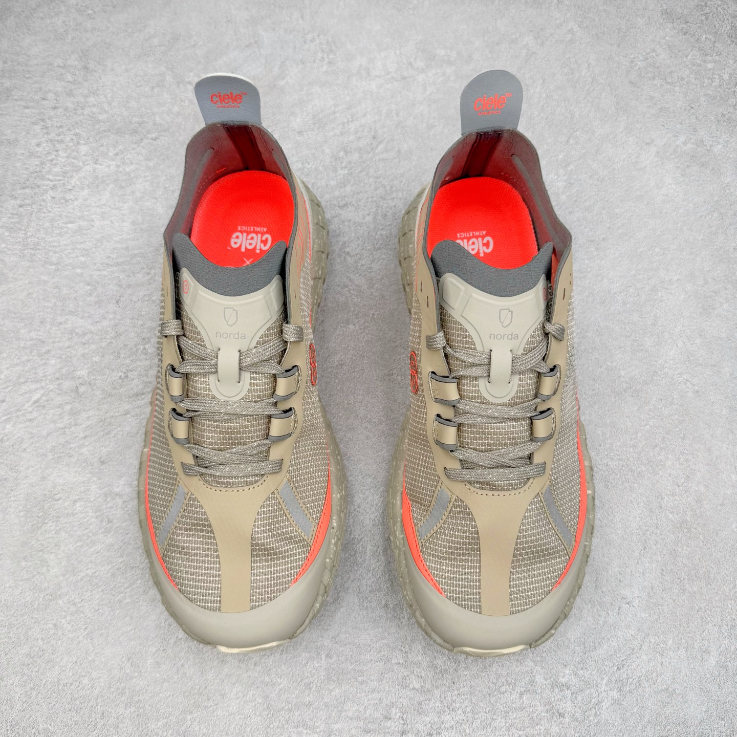 图片[2]-＃纯原 NORDA 001 G+ 轻便户外运动舒适防滑耐磨低帮跑步鞋 Norda是一个来自加拿大的品牌，由两位越野跑者Nicholas Martire 和Willamina Martire夫妇联合其他两位合作者创立，旨在打造全球最佳的越野跑鞋。在品牌正式成立之前，他们邀请了运动员、艺术家和材料专家，共同讨论如何塑造这个全新的品牌。最终，Norda品牌在2020年正式成立，但他们的第一双鞋子Norda001直到2022年1月才发布。在品牌成立的三年里，Norda总共只推出了两款跑鞋，但在配色和其他品牌的合作上却频频发力。包括Zegna、Ciele和Satisfy等跑步圈里的当红品牌，都进行了联名。Zegna更是在今年年初收购了一部分Norda的股份，并宣称将会在未来投入更多资金支持品牌的发展。尺码：36 36.5 37.5 38 38.5 39 40 40.5 41 42 42.5 43 44 44.5 45 46-选品中心