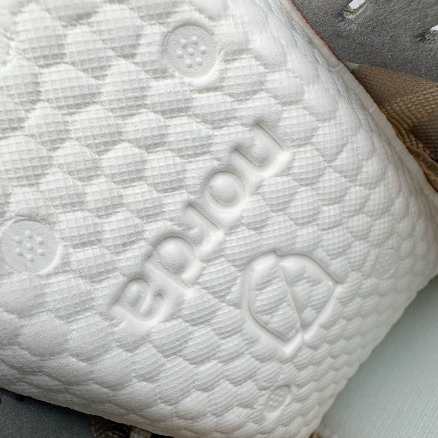 图片[10]-＃纯原 NORDA 001 G+ 轻便户外运动舒适防滑耐磨低帮跑步鞋 Norda是一个来自加拿大的品牌，由两位越野跑者Nicholas Martire 和Willamina Martire夫妇联合其他两位合作者创立，旨在打造全球最佳的越野跑鞋。在品牌正式成立之前，他们邀请了运动员、艺术家和材料专家，共同讨论如何塑造这个全新的品牌。最终，Norda品牌在2020年正式成立，但他们的第一双鞋子Norda001直到2022年1月才发布。在品牌成立的三年里，Norda总共只推出了两款跑鞋，但在配色和其他品牌的合作上却频频发力。包括Zegna、Ciele和Satisfy等跑步圈里的当红品牌，都进行了联名。Zegna更是在今年年初收购了一部分Norda的股份，并宣称将会在未来投入更多资金支持品牌的发展。尺码：36 36.5 37.5 38 38.5 39 40 40.5 41 42 42.5 43 44 44.5 45 46-选品中心