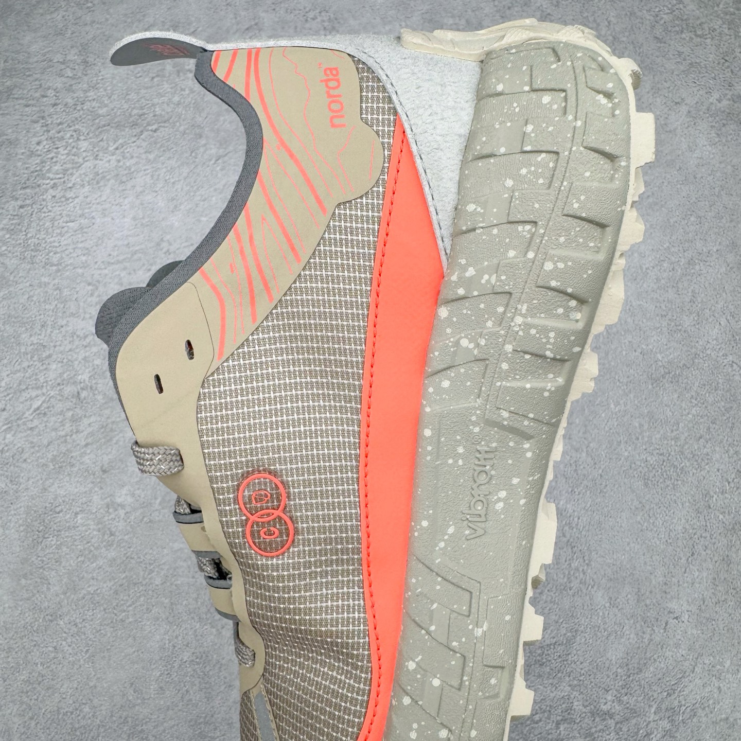 图片[7]-＃纯原 NORDA 001 G+ 轻便户外运动舒适防滑耐磨低帮跑步鞋 Norda是一个来自加拿大的品牌，由两位越野跑者Nicholas Martire 和Willamina Martire夫妇联合其他两位合作者创立，旨在打造全球最佳的越野跑鞋。在品牌正式成立之前，他们邀请了运动员、艺术家和材料专家，共同讨论如何塑造这个全新的品牌。最终，Norda品牌在2020年正式成立，但他们的第一双鞋子Norda001直到2022年1月才发布。在品牌成立的三年里，Norda总共只推出了两款跑鞋，但在配色和其他品牌的合作上却频频发力。包括Zegna、Ciele和Satisfy等跑步圈里的当红品牌，都进行了联名。Zegna更是在今年年初收购了一部分Norda的股份，并宣称将会在未来投入更多资金支持品牌的发展。尺码：36 36.5 37.5 38 38.5 39 40 40.5 41 42 42.5 43 44 44.5 45 46-选品中心