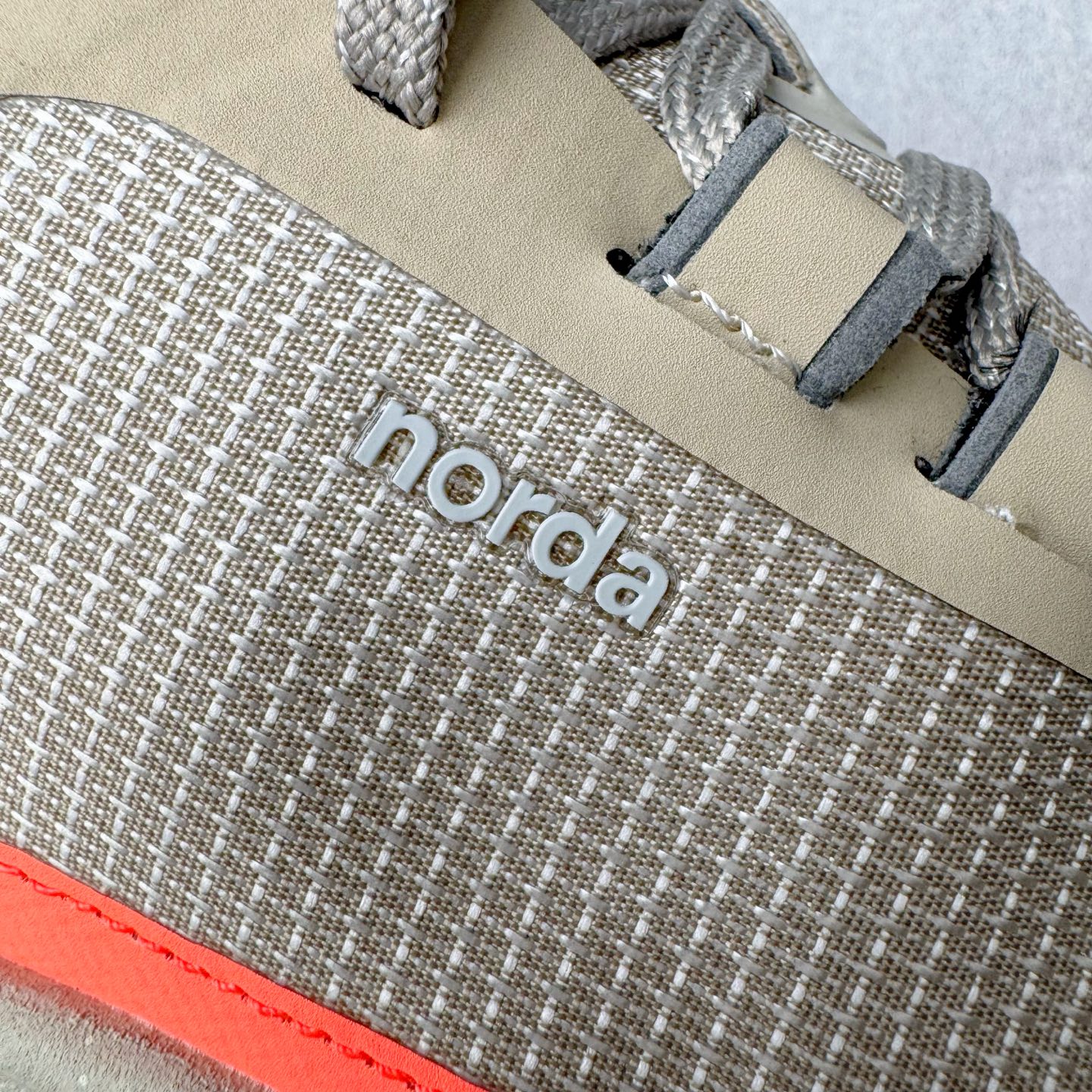 图片[20]-＃纯原 NORDA 001 G+ 轻便户外运动舒适防滑耐磨低帮跑步鞋 Norda是一个来自加拿大的品牌，由两位越野跑者Nicholas Martire 和Willamina Martire夫妇联合其他两位合作者创立，旨在打造全球最佳的越野跑鞋。在品牌正式成立之前，他们邀请了运动员、艺术家和材料专家，共同讨论如何塑造这个全新的品牌。最终，Norda品牌在2020年正式成立，但他们的第一双鞋子Norda001直到2022年1月才发布。在品牌成立的三年里，Norda总共只推出了两款跑鞋，但在配色和其他品牌的合作上却频频发力。包括Zegna、Ciele和Satisfy等跑步圈里的当红品牌，都进行了联名。Zegna更是在今年年初收购了一部分Norda的股份，并宣称将会在未来投入更多资金支持品牌的发展。尺码：36 36.5 37.5 38 38.5 39 40 40.5 41 42 42.5 43 44 44.5 45 46-选品中心