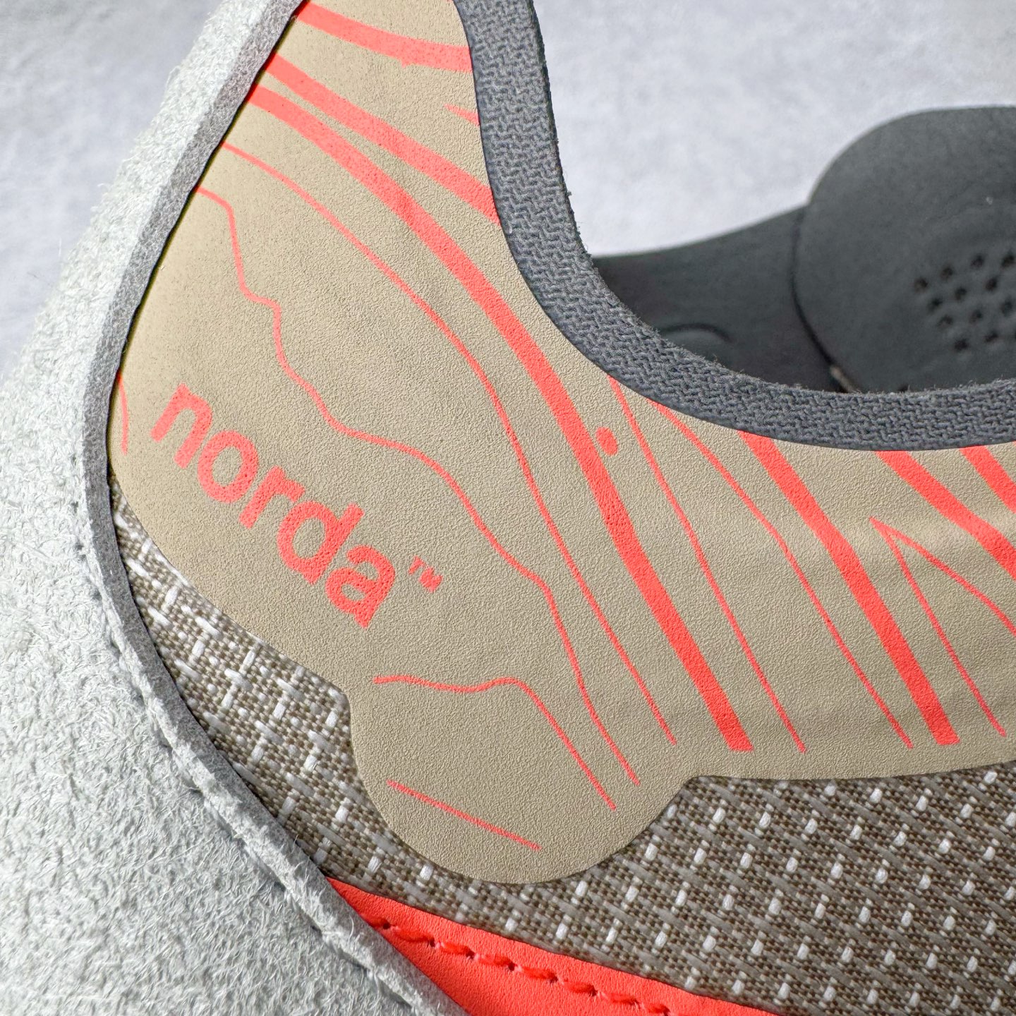 图片[19]-＃纯原 NORDA 001 G+ 轻便户外运动舒适防滑耐磨低帮跑步鞋 Norda是一个来自加拿大的品牌，由两位越野跑者Nicholas Martire 和Willamina Martire夫妇联合其他两位合作者创立，旨在打造全球最佳的越野跑鞋。在品牌正式成立之前，他们邀请了运动员、艺术家和材料专家，共同讨论如何塑造这个全新的品牌。最终，Norda品牌在2020年正式成立，但他们的第一双鞋子Norda001直到2022年1月才发布。在品牌成立的三年里，Norda总共只推出了两款跑鞋，但在配色和其他品牌的合作上却频频发力。包括Zegna、Ciele和Satisfy等跑步圈里的当红品牌，都进行了联名。Zegna更是在今年年初收购了一部分Norda的股份，并宣称将会在未来投入更多资金支持品牌的发展。尺码：36 36.5 37.5 38 38.5 39 40 40.5 41 42 42.5 43 44 44.5 45 46-选品中心