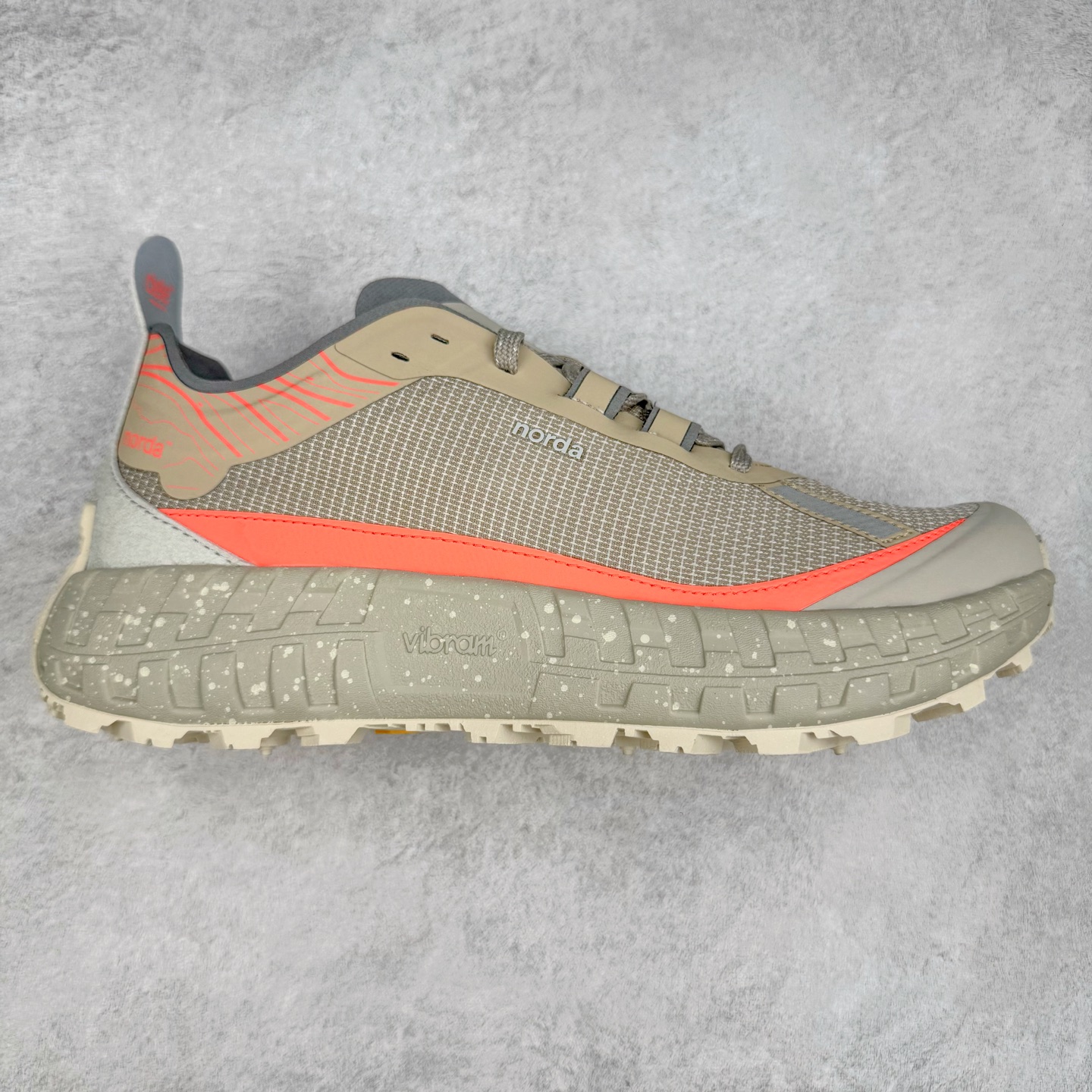 ＃纯原 NORDA 001 G+ 轻便户外运动舒适防滑耐磨低帮跑步鞋 Norda是一个来自加拿大的品牌，由两位越野跑者Nicholas Martire 和Willamina Martire夫妇联合其他两位合作者创立，旨在打造全球最佳的越野跑鞋。在品牌正式成立之前，他们邀请了运动员、艺术家和材料专家，共同讨论如何塑造这个全新的品牌。最终，Norda品牌在2020年正式成立，但他们的第一双鞋子Norda001直到2022年1月才发布。在品牌成立的三年里，Norda总共只推出了两款跑鞋，但在配色和其他品牌的合作上却频频发力。包括Zegna、Ciele和Satisfy等跑步圈里的当红品牌，都进行了联名。Zegna更是在今年年初收购了一部分Norda的股份，并宣称将会在未来投入更多资金支持品牌的发展。尺码：36 36.5 37.5 38 38.5 39 40 40.5 41 42 42.5 43 44 44.5 45 46-选品中心