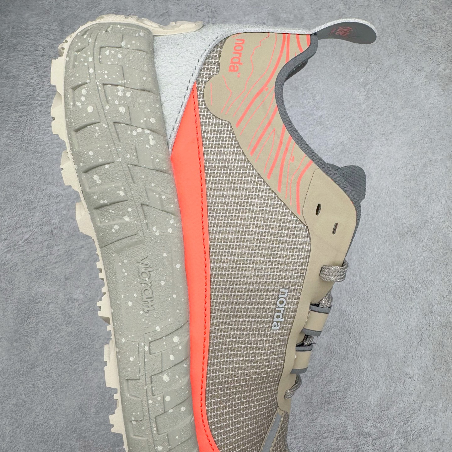 图片[6]-＃纯原 NORDA 001 G+ 轻便户外运动舒适防滑耐磨低帮跑步鞋 Norda是一个来自加拿大的品牌，由两位越野跑者Nicholas Martire 和Willamina Martire夫妇联合其他两位合作者创立，旨在打造全球最佳的越野跑鞋。在品牌正式成立之前，他们邀请了运动员、艺术家和材料专家，共同讨论如何塑造这个全新的品牌。最终，Norda品牌在2020年正式成立，但他们的第一双鞋子Norda001直到2022年1月才发布。在品牌成立的三年里，Norda总共只推出了两款跑鞋，但在配色和其他品牌的合作上却频频发力。包括Zegna、Ciele和Satisfy等跑步圈里的当红品牌，都进行了联名。Zegna更是在今年年初收购了一部分Norda的股份，并宣称将会在未来投入更多资金支持品牌的发展。尺码：36 36.5 37.5 38 38.5 39 40 40.5 41 42 42.5 43 44 44.5 45 46-选品中心