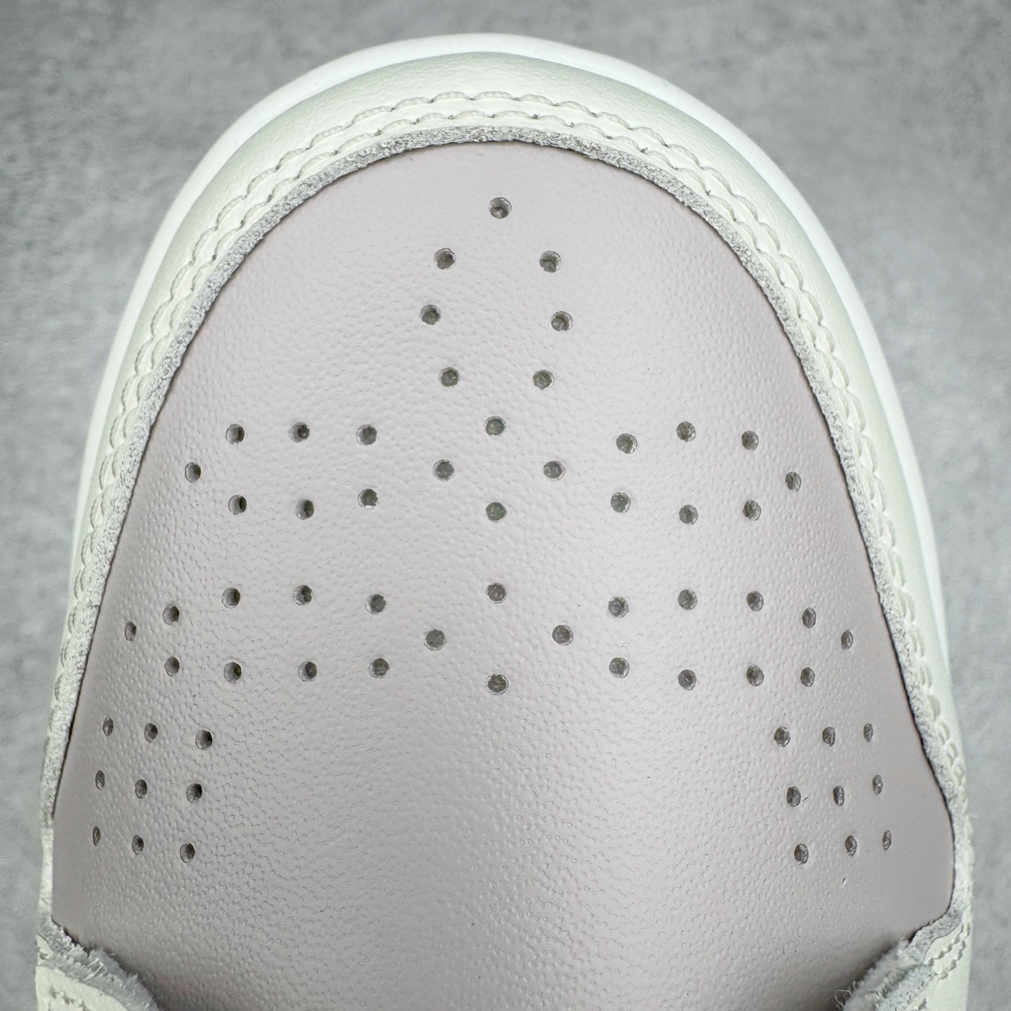 图片[14]-＃YC纯原 NK Dunk Low 花卉浮雕 IH0639-011 实力大厂出品 新配色陆续开发 利润个位数只为口碑 全套原纸板楦头开发 确保原汁原味 完美呈现DUNK版型 一比一鞋头弧度高度鞋身弧度 此版本只针对中端市场 皮料材质有所更替 其他数据细节工艺流程均保持一致 绝不口嗨 细节品控鞋型随意对比 独家私模官方第六代原厂航空铝磨具打磨大底 鞋头坡度极致还原 无解鞋型 原盒原配 圈内天花板工艺 原厂玻璃冲刀 超高清洁度 全鞋零毛边皮料切割 原厂中底布点胶 中底布拉帮走线遵循公司 尺码：36 36.5 37.5 38 38.5 39 40-选品中心