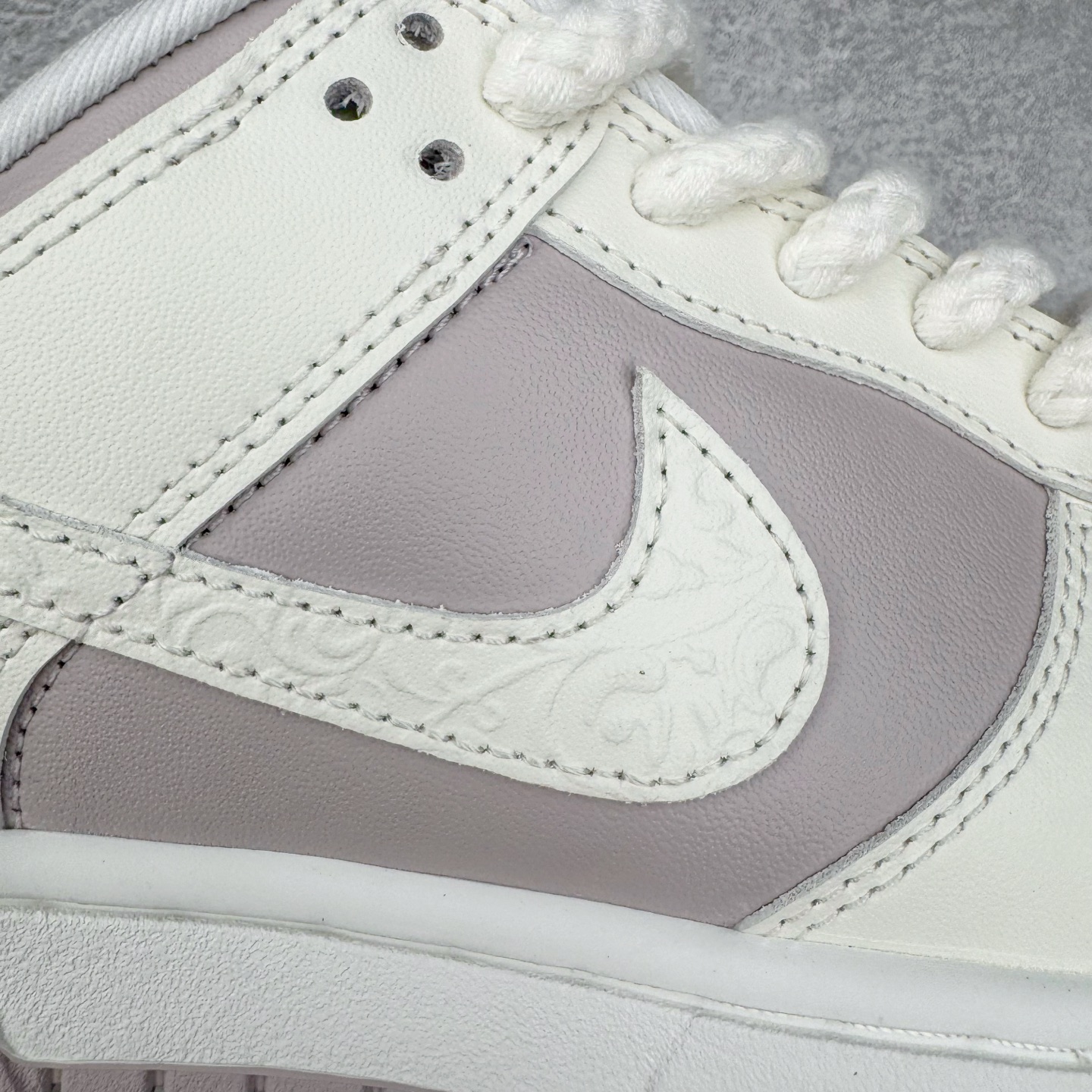 图片[17]-＃YC纯原 NK Dunk Low 花卉浮雕 IH0639-011 实力大厂出品 新配色陆续开发 利润个位数只为口碑 全套原纸板楦头开发 确保原汁原味 完美呈现DUNK版型 一比一鞋头弧度高度鞋身弧度 此版本只针对中端市场 皮料材质有所更替 其他数据细节工艺流程均保持一致 绝不口嗨 细节品控鞋型随意对比 独家私模官方第六代原厂航空铝磨具打磨大底 鞋头坡度极致还原 无解鞋型 原盒原配 圈内天花板工艺 原厂玻璃冲刀 超高清洁度 全鞋零毛边皮料切割 原厂中底布点胶 中底布拉帮走线遵循公司 尺码：36 36.5 37.5 38 38.5 39 40-选品中心