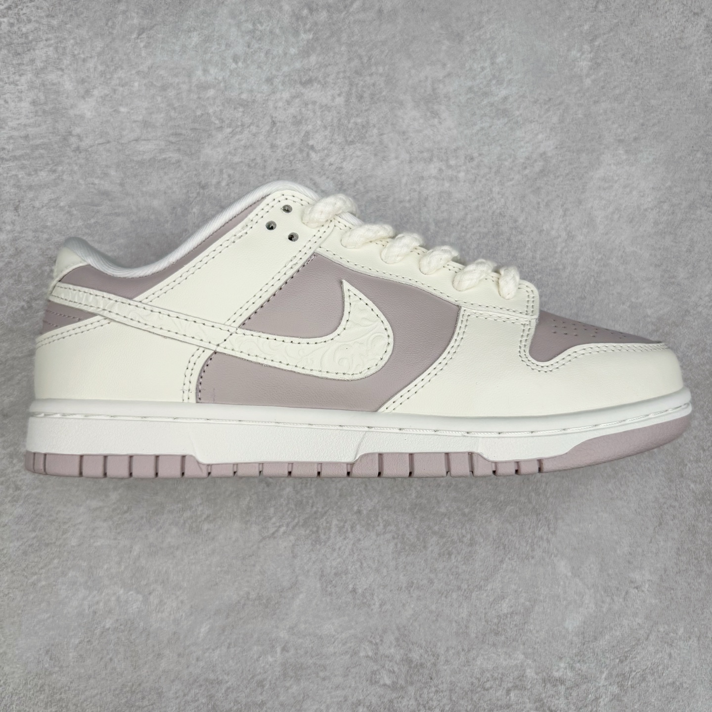 ＃YC纯原 NK Dunk Low 花卉浮雕 IH0639-011 实力大厂出品 新配色陆续开发 利润个位数只为口碑 全套原纸板楦头开发 确保原汁原味 完美呈现DUNK版型 一比一鞋头弧度高度鞋身弧度 此版本只针对中端市场 皮料材质有所更替 其他数据细节工艺流程均保持一致 绝不口嗨 细节品控鞋型随意对比 独家私模官方第六代原厂航空铝磨具打磨大底 鞋头坡度极致还原 无解鞋型 原盒原配 圈内天花板工艺 原厂玻璃冲刀 超高清洁度 全鞋零毛边皮料切割 原厂中底布点胶 中底布拉帮走线遵循公司 尺码：36 36.5 37.5 38 38.5 39 40-选品中心