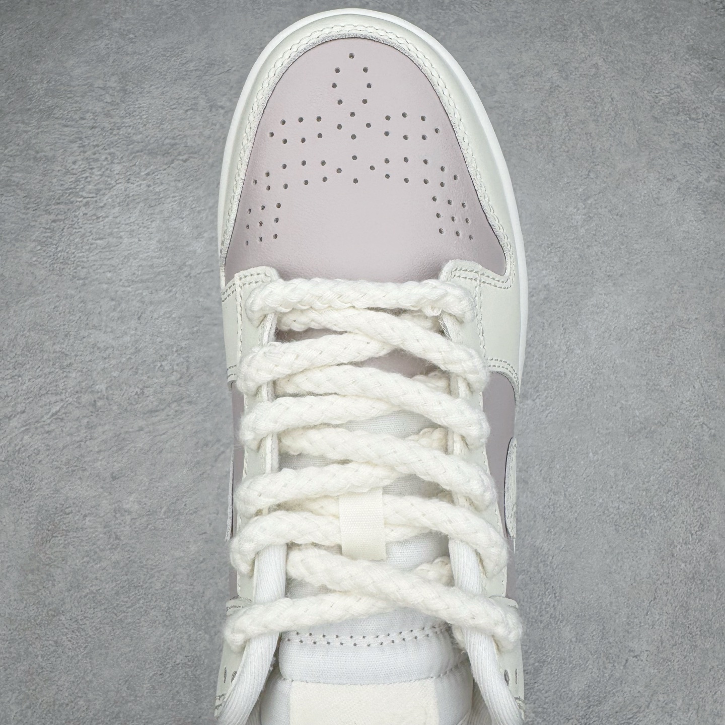 图片[4]-＃YC纯原 NK Dunk Low 花卉浮雕 IH0639-011 实力大厂出品 新配色陆续开发 利润个位数只为口碑 全套原纸板楦头开发 确保原汁原味 完美呈现DUNK版型 一比一鞋头弧度高度鞋身弧度 此版本只针对中端市场 皮料材质有所更替 其他数据细节工艺流程均保持一致 绝不口嗨 细节品控鞋型随意对比 独家私模官方第六代原厂航空铝磨具打磨大底 鞋头坡度极致还原 无解鞋型 原盒原配 圈内天花板工艺 原厂玻璃冲刀 超高清洁度 全鞋零毛边皮料切割 原厂中底布点胶 中底布拉帮走线遵循公司 尺码：36 36.5 37.5 38 38.5 39 40-选品中心