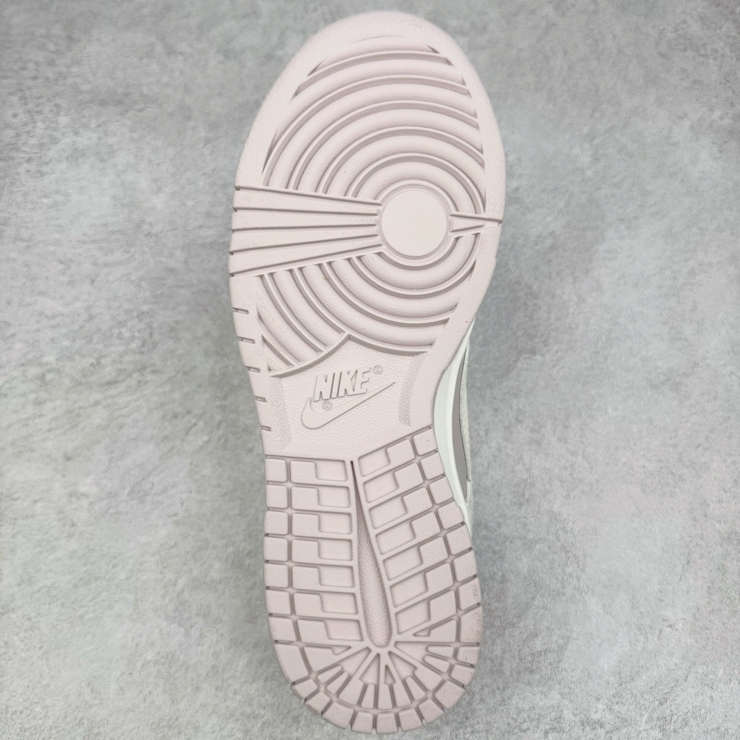 图片[9]-＃YC纯原 NK Dunk Low 花卉浮雕 IH0639-011 实力大厂出品 新配色陆续开发 利润个位数只为口碑 全套原纸板楦头开发 确保原汁原味 完美呈现DUNK版型 一比一鞋头弧度高度鞋身弧度 此版本只针对中端市场 皮料材质有所更替 其他数据细节工艺流程均保持一致 绝不口嗨 细节品控鞋型随意对比 独家私模官方第六代原厂航空铝磨具打磨大底 鞋头坡度极致还原 无解鞋型 原盒原配 圈内天花板工艺 原厂玻璃冲刀 超高清洁度 全鞋零毛边皮料切割 原厂中底布点胶 中底布拉帮走线遵循公司 尺码：36 36.5 37.5 38 38.5 39 40-选品中心