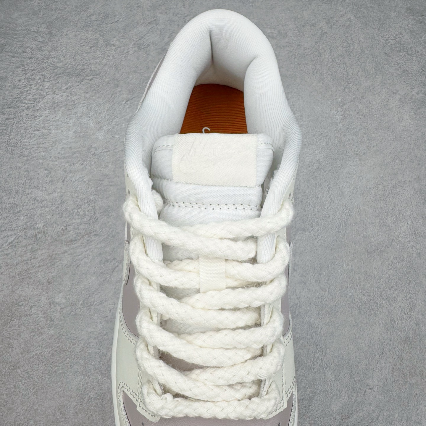 图片[5]-＃YC纯原 NK Dunk Low 花卉浮雕 IH0639-011 实力大厂出品 新配色陆续开发 利润个位数只为口碑 全套原纸板楦头开发 确保原汁原味 完美呈现DUNK版型 一比一鞋头弧度高度鞋身弧度 此版本只针对中端市场 皮料材质有所更替 其他数据细节工艺流程均保持一致 绝不口嗨 细节品控鞋型随意对比 独家私模官方第六代原厂航空铝磨具打磨大底 鞋头坡度极致还原 无解鞋型 原盒原配 圈内天花板工艺 原厂玻璃冲刀 超高清洁度 全鞋零毛边皮料切割 原厂中底布点胶 中底布拉帮走线遵循公司 尺码：36 36.5 37.5 38 38.5 39 40-选品中心