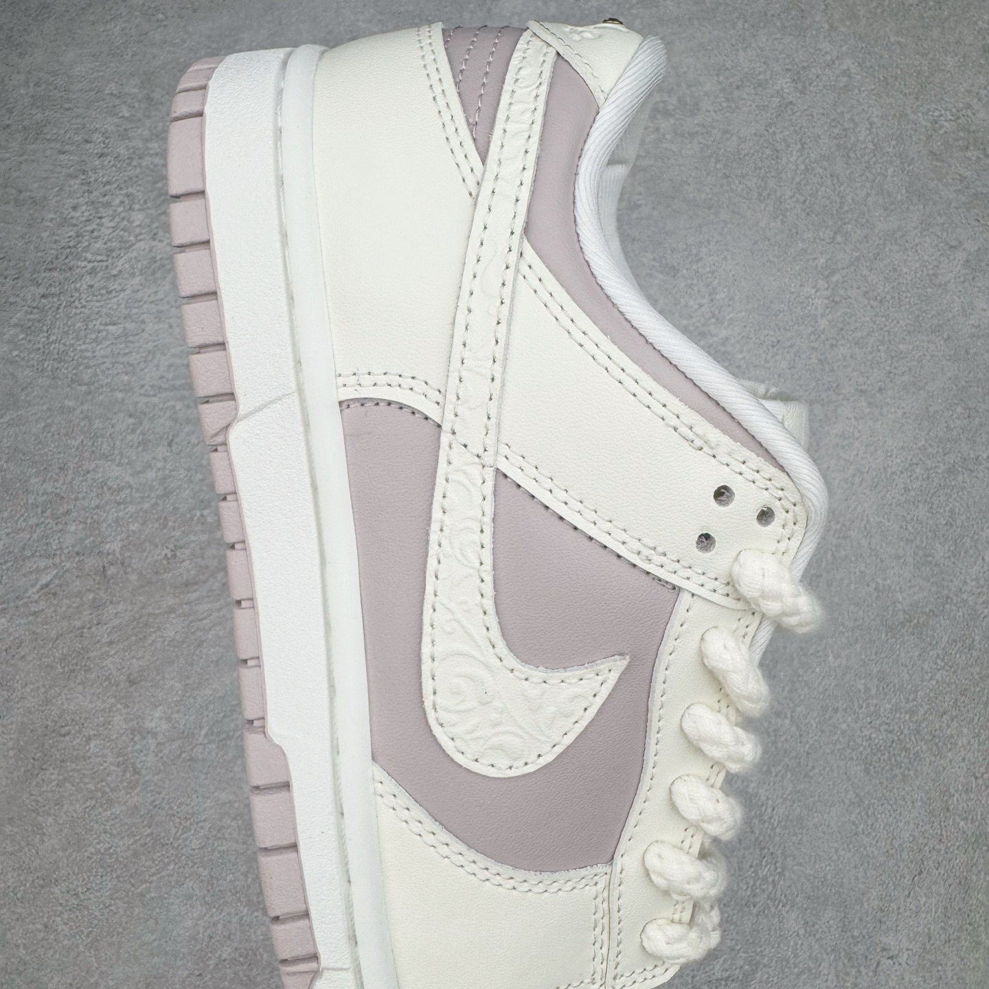 图片[6]-＃YC纯原 NK Dunk Low 花卉浮雕 IH0639-011 实力大厂出品 新配色陆续开发 利润个位数只为口碑 全套原纸板楦头开发 确保原汁原味 完美呈现DUNK版型 一比一鞋头弧度高度鞋身弧度 此版本只针对中端市场 皮料材质有所更替 其他数据细节工艺流程均保持一致 绝不口嗨 细节品控鞋型随意对比 独家私模官方第六代原厂航空铝磨具打磨大底 鞋头坡度极致还原 无解鞋型 原盒原配 圈内天花板工艺 原厂玻璃冲刀 超高清洁度 全鞋零毛边皮料切割 原厂中底布点胶 中底布拉帮走线遵循公司 尺码：36 36.5 37.5 38 38.5 39 40-选品中心