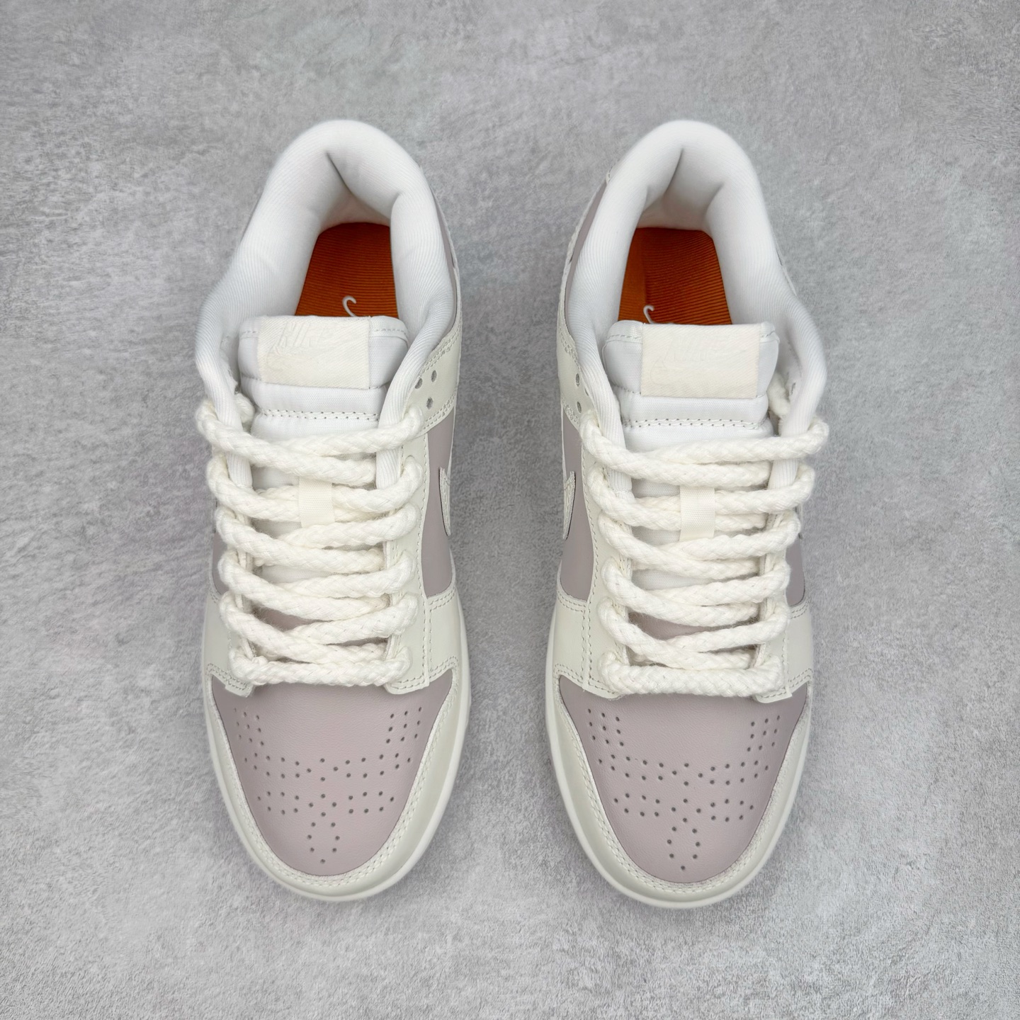 图片[2]-＃YC纯原 NK Dunk Low 花卉浮雕 IH0639-011 实力大厂出品 新配色陆续开发 利润个位数只为口碑 全套原纸板楦头开发 确保原汁原味 完美呈现DUNK版型 一比一鞋头弧度高度鞋身弧度 此版本只针对中端市场 皮料材质有所更替 其他数据细节工艺流程均保持一致 绝不口嗨 细节品控鞋型随意对比 独家私模官方第六代原厂航空铝磨具打磨大底 鞋头坡度极致还原 无解鞋型 原盒原配 圈内天花板工艺 原厂玻璃冲刀 超高清洁度 全鞋零毛边皮料切割 原厂中底布点胶 中底布拉帮走线遵循公司 尺码：36 36.5 37.5 38 38.5 39 40-选品中心