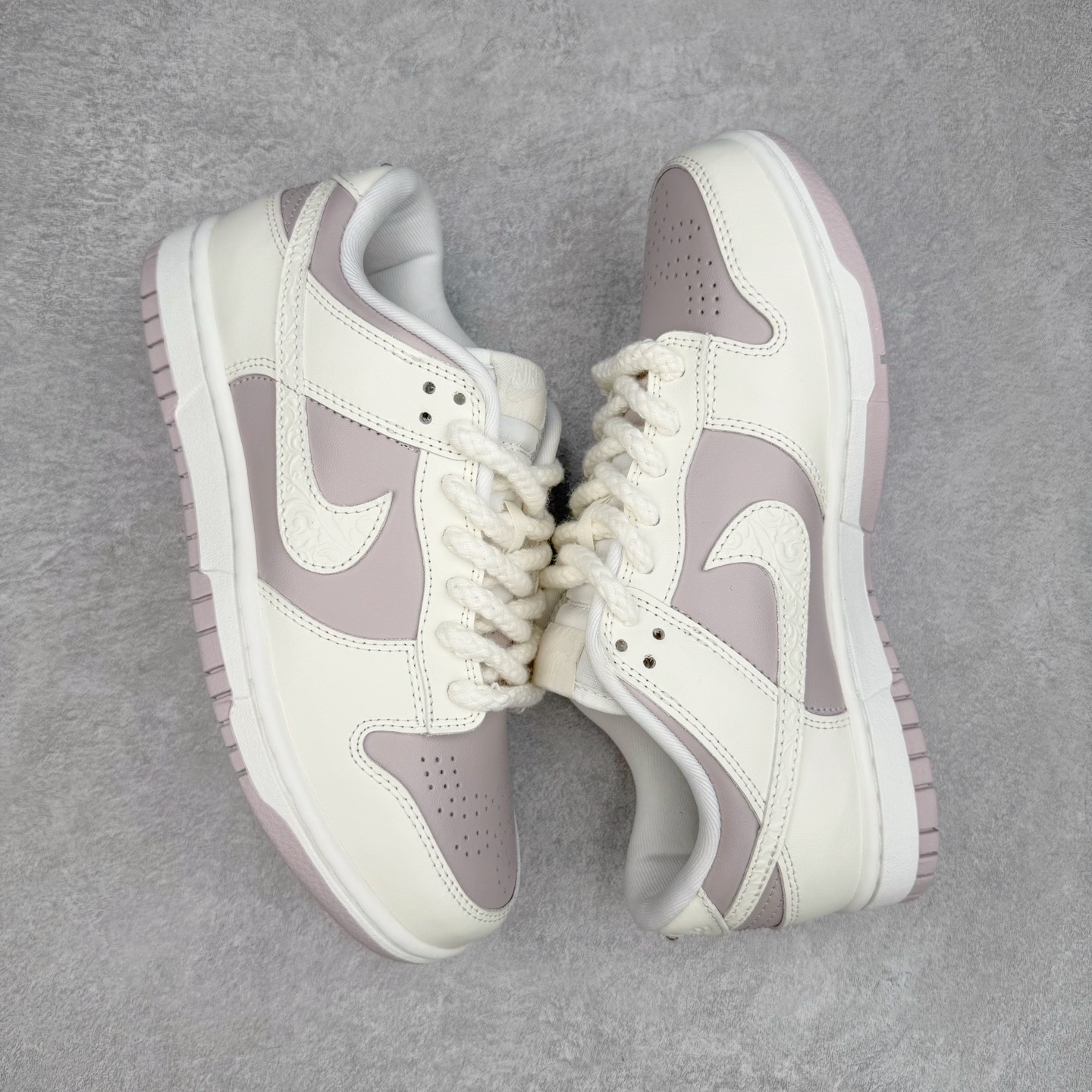 图片[3]-＃YC纯原 NK Dunk Low 花卉浮雕 IH0639-011 实力大厂出品 新配色陆续开发 利润个位数只为口碑 全套原纸板楦头开发 确保原汁原味 完美呈现DUNK版型 一比一鞋头弧度高度鞋身弧度 此版本只针对中端市场 皮料材质有所更替 其他数据细节工艺流程均保持一致 绝不口嗨 细节品控鞋型随意对比 独家私模官方第六代原厂航空铝磨具打磨大底 鞋头坡度极致还原 无解鞋型 原盒原配 圈内天花板工艺 原厂玻璃冲刀 超高清洁度 全鞋零毛边皮料切割 原厂中底布点胶 中底布拉帮走线遵循公司 尺码：36 36.5 37.5 38 38.5 39 40-选品中心