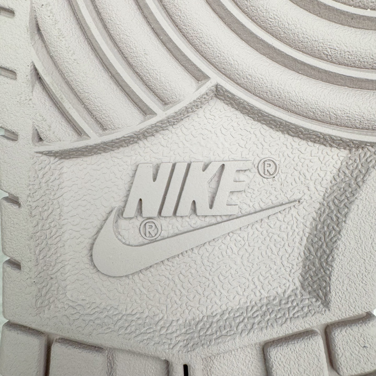 图片[19]-＃YC纯原 NK Dunk Low 花卉浮雕 IH0639-011 实力大厂出品 新配色陆续开发 利润个位数只为口碑 全套原纸板楦头开发 确保原汁原味 完美呈现DUNK版型 一比一鞋头弧度高度鞋身弧度 此版本只针对中端市场 皮料材质有所更替 其他数据细节工艺流程均保持一致 绝不口嗨 细节品控鞋型随意对比 独家私模官方第六代原厂航空铝磨具打磨大底 鞋头坡度极致还原 无解鞋型 原盒原配 圈内天花板工艺 原厂玻璃冲刀 超高清洁度 全鞋零毛边皮料切割 原厂中底布点胶 中底布拉帮走线遵循公司 尺码：36 36.5 37.5 38 38.5 39 40-选品中心