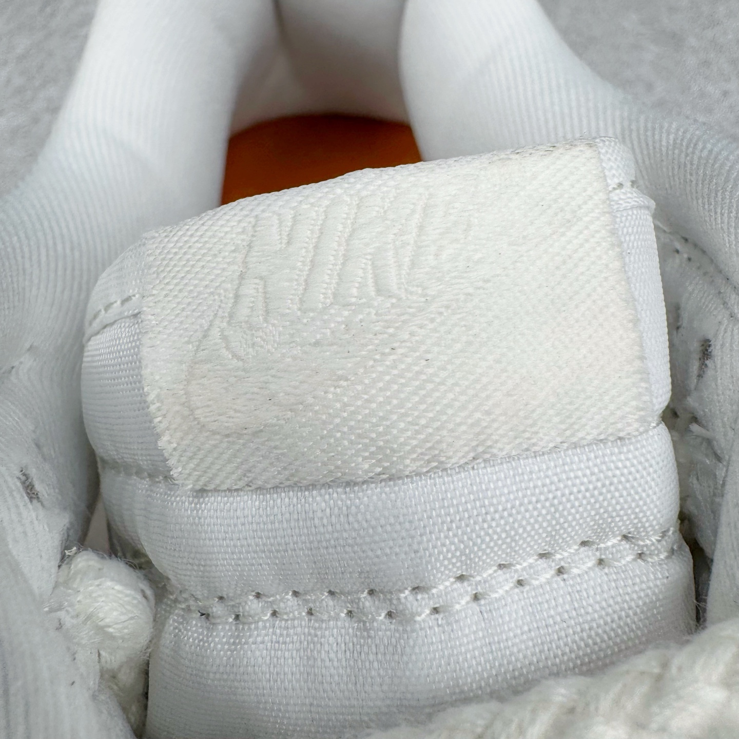 图片[13]-＃YC纯原 NK Dunk Low 花卉浮雕 IH0639-011 实力大厂出品 新配色陆续开发 利润个位数只为口碑 全套原纸板楦头开发 确保原汁原味 完美呈现DUNK版型 一比一鞋头弧度高度鞋身弧度 此版本只针对中端市场 皮料材质有所更替 其他数据细节工艺流程均保持一致 绝不口嗨 细节品控鞋型随意对比 独家私模官方第六代原厂航空铝磨具打磨大底 鞋头坡度极致还原 无解鞋型 原盒原配 圈内天花板工艺 原厂玻璃冲刀 超高清洁度 全鞋零毛边皮料切割 原厂中底布点胶 中底布拉帮走线遵循公司 尺码：36 36.5 37.5 38 38.5 39 40-选品中心