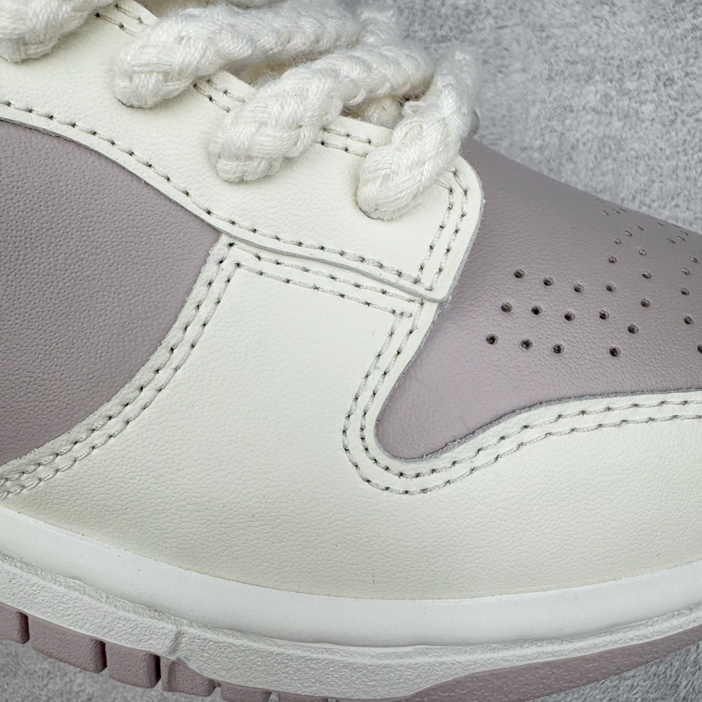 图片[18]-＃YC纯原 NK Dunk Low 花卉浮雕 IH0639-011 实力大厂出品 新配色陆续开发 利润个位数只为口碑 全套原纸板楦头开发 确保原汁原味 完美呈现DUNK版型 一比一鞋头弧度高度鞋身弧度 此版本只针对中端市场 皮料材质有所更替 其他数据细节工艺流程均保持一致 绝不口嗨 细节品控鞋型随意对比 独家私模官方第六代原厂航空铝磨具打磨大底 鞋头坡度极致还原 无解鞋型 原盒原配 圈内天花板工艺 原厂玻璃冲刀 超高清洁度 全鞋零毛边皮料切割 原厂中底布点胶 中底布拉帮走线遵循公司 尺码：36 36.5 37.5 38 38.5 39 40-选品中心