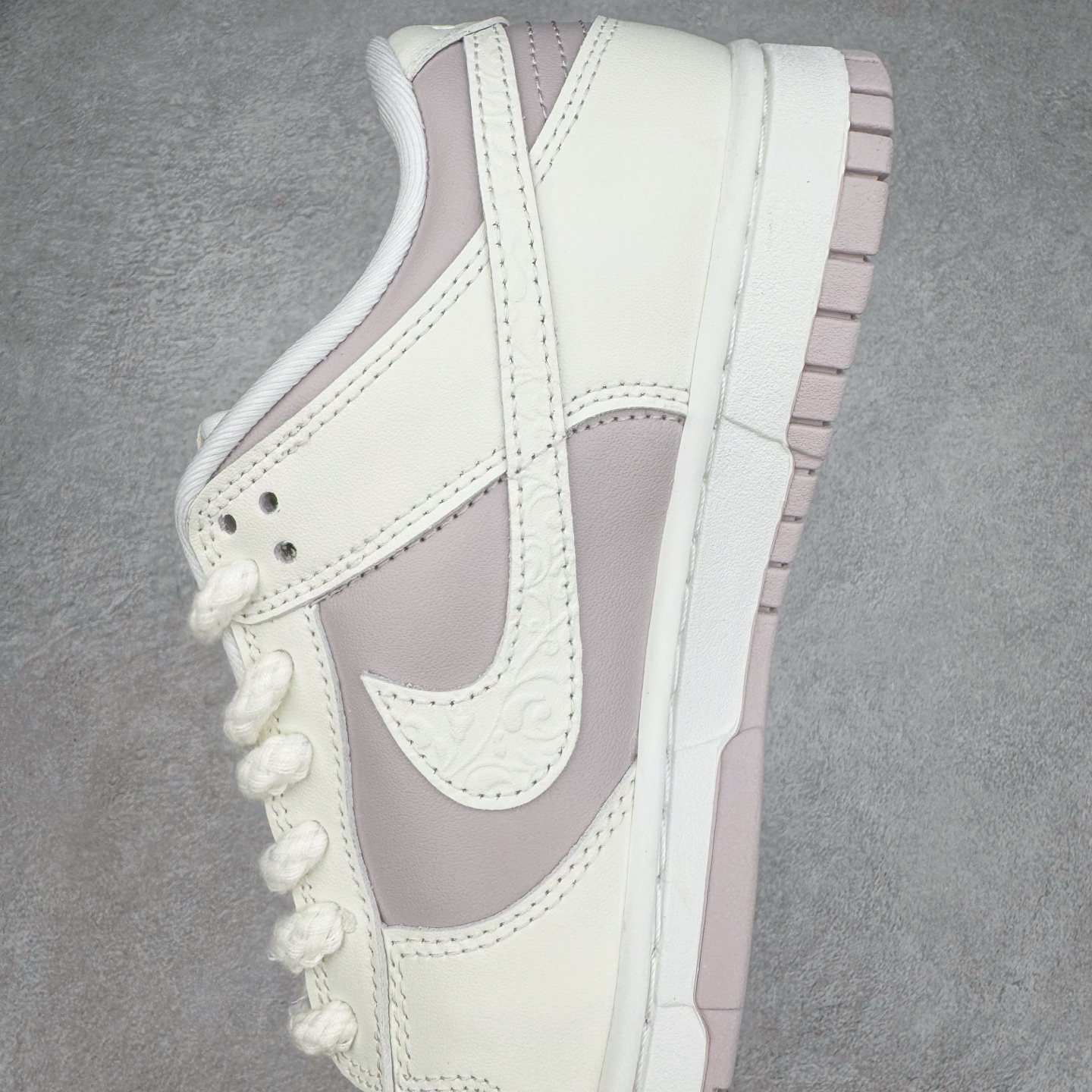 图片[7]-＃YC纯原 NK Dunk Low 花卉浮雕 IH0639-011 实力大厂出品 新配色陆续开发 利润个位数只为口碑 全套原纸板楦头开发 确保原汁原味 完美呈现DUNK版型 一比一鞋头弧度高度鞋身弧度 此版本只针对中端市场 皮料材质有所更替 其他数据细节工艺流程均保持一致 绝不口嗨 细节品控鞋型随意对比 独家私模官方第六代原厂航空铝磨具打磨大底 鞋头坡度极致还原 无解鞋型 原盒原配 圈内天花板工艺 原厂玻璃冲刀 超高清洁度 全鞋零毛边皮料切割 原厂中底布点胶 中底布拉帮走线遵循公司 尺码：36 36.5 37.5 38 38.5 39 40-选品中心