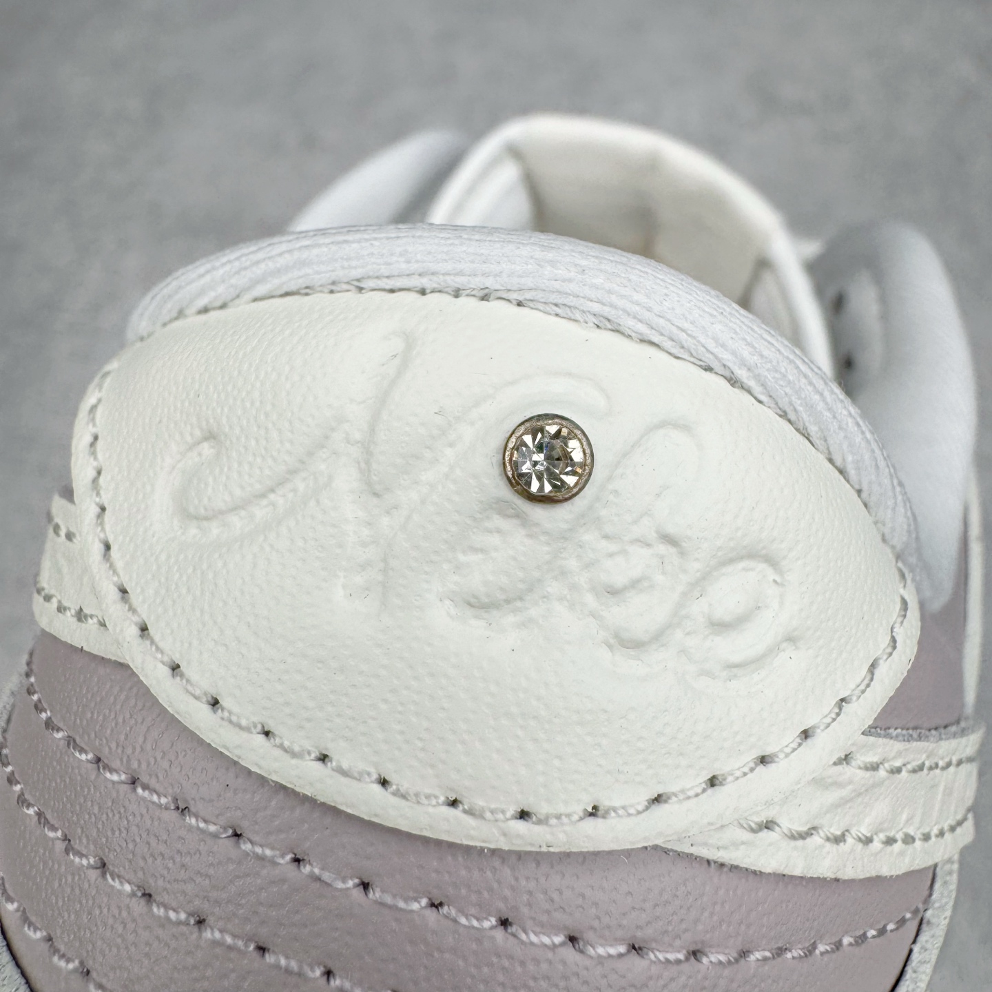 图片[15]-＃YC纯原 NK Dunk Low 花卉浮雕 IH0639-011 实力大厂出品 新配色陆续开发 利润个位数只为口碑 全套原纸板楦头开发 确保原汁原味 完美呈现DUNK版型 一比一鞋头弧度高度鞋身弧度 此版本只针对中端市场 皮料材质有所更替 其他数据细节工艺流程均保持一致 绝不口嗨 细节品控鞋型随意对比 独家私模官方第六代原厂航空铝磨具打磨大底 鞋头坡度极致还原 无解鞋型 原盒原配 圈内天花板工艺 原厂玻璃冲刀 超高清洁度 全鞋零毛边皮料切割 原厂中底布点胶 中底布拉帮走线遵循公司 尺码：36 36.5 37.5 38 38.5 39 40-选品中心