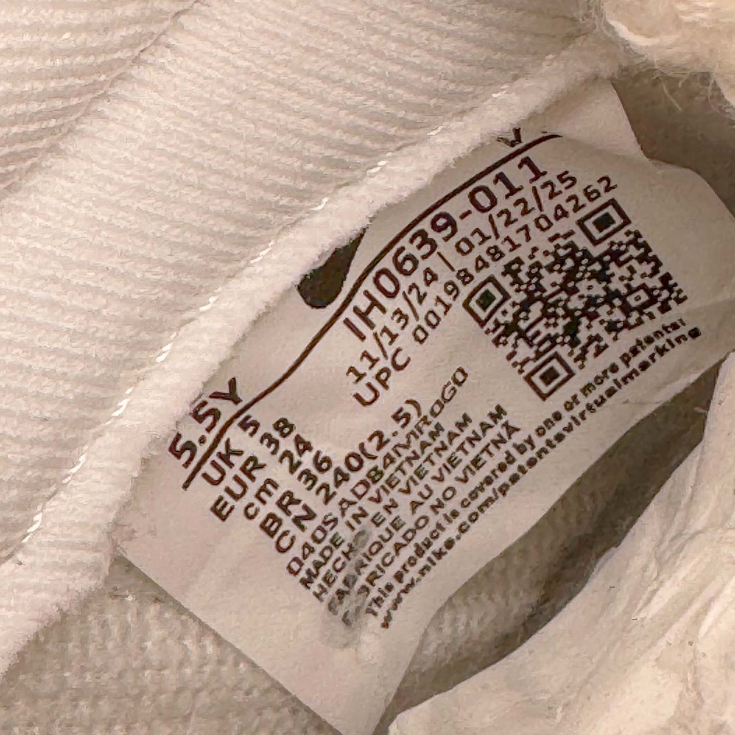 图片[12]-＃YC纯原 NK Dunk Low 花卉浮雕 IH0639-011 实力大厂出品 新配色陆续开发 利润个位数只为口碑 全套原纸板楦头开发 确保原汁原味 完美呈现DUNK版型 一比一鞋头弧度高度鞋身弧度 此版本只针对中端市场 皮料材质有所更替 其他数据细节工艺流程均保持一致 绝不口嗨 细节品控鞋型随意对比 独家私模官方第六代原厂航空铝磨具打磨大底 鞋头坡度极致还原 无解鞋型 原盒原配 圈内天花板工艺 原厂玻璃冲刀 超高清洁度 全鞋零毛边皮料切割 原厂中底布点胶 中底布拉帮走线遵循公司 尺码：36 36.5 37.5 38 38.5 39 40-选品中心