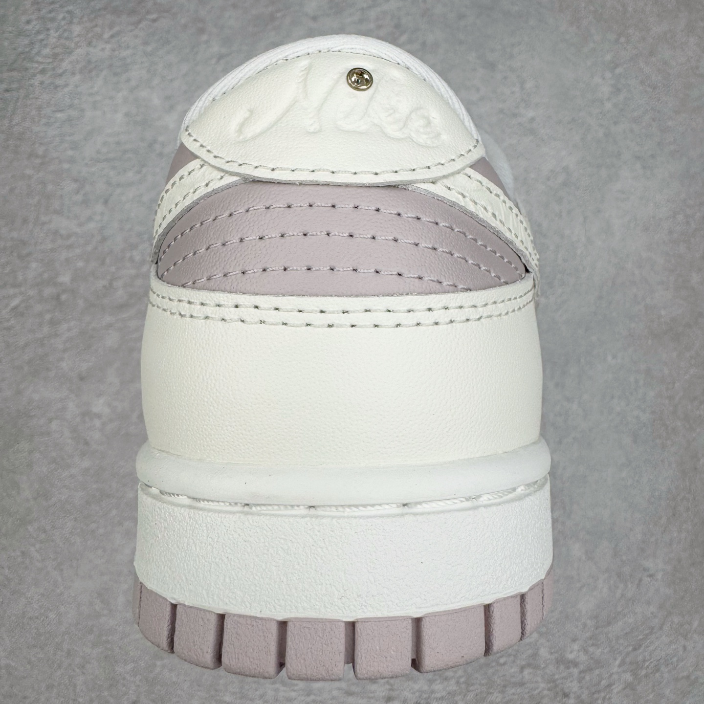 图片[8]-＃YC纯原 NK Dunk Low 花卉浮雕 IH0639-011 实力大厂出品 新配色陆续开发 利润个位数只为口碑 全套原纸板楦头开发 确保原汁原味 完美呈现DUNK版型 一比一鞋头弧度高度鞋身弧度 此版本只针对中端市场 皮料材质有所更替 其他数据细节工艺流程均保持一致 绝不口嗨 细节品控鞋型随意对比 独家私模官方第六代原厂航空铝磨具打磨大底 鞋头坡度极致还原 无解鞋型 原盒原配 圈内天花板工艺 原厂玻璃冲刀 超高清洁度 全鞋零毛边皮料切割 原厂中底布点胶 中底布拉帮走线遵循公司 尺码：36 36.5 37.5 38 38.5 39 40-选品中心