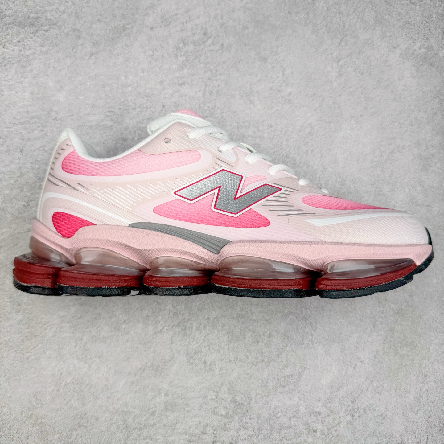 New Balance NB2000 舒适百搭防滑耐磨低帮 休闲跑步鞋 New Balance 在近两年的球鞋市场屡出奇招，在经典鞋型保持进一步增长的同时，推出的每一款新鞋型也都有傲人的战绩。在 327、9060 等鞋型获得成功之后，今天 New Balance 家族又迎来了新鲜血液的注入。这双 New Balance 2000 依然是融合了新旧元素的跑鞋造型，命名为 2000，或许是它的设计理念有着 Y2K 的血统。最大的亮点，在于这双鞋的中底。外侧以五个 ABZORB 单元，带来极具辨识度和冲击力的视觉效果，让这双鞋在外观和脚感方面都颇具吸引力。尺码：36 37 37.5 38 38.5 39 40 40.5 41 42 42.5 43 44 45 46-选品中心