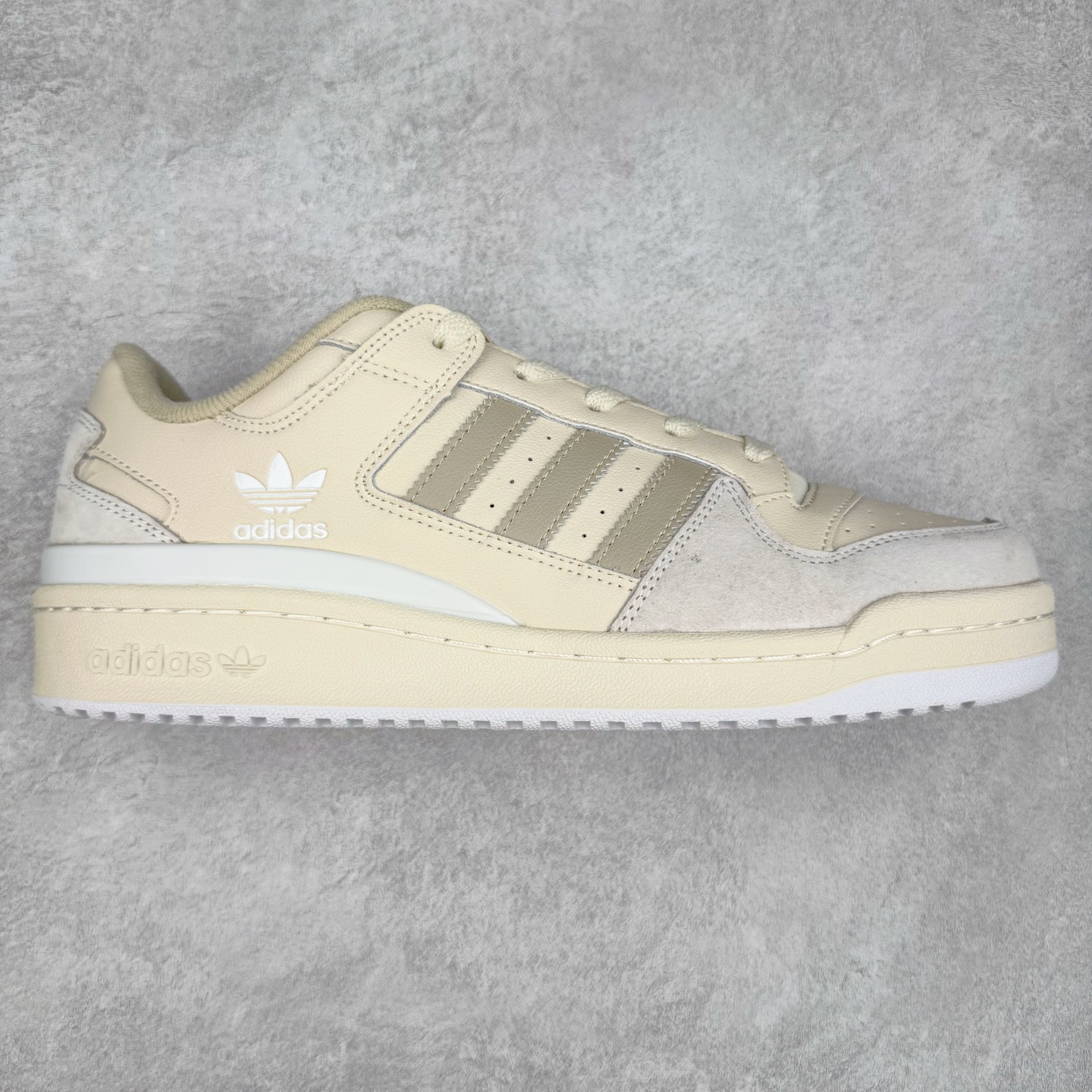 AD Forum 84 Low OG 低帮百搭潮流休闲运动板鞋 ID7995 以复古篮球鞋的外形为基础 采用皮革拼接 简约百搭 更加贴合舒适 中底内侧网格造型起到点睛之笔 外底橡胶 更显复古 尺码：36 36.5 37.5 38 38.5 39 40 40.5 41 42 42.5 43 44 44.5 45-选品中心