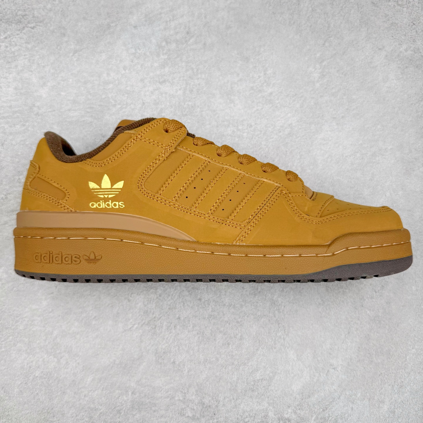 AD Forum 84 Low OG 低帮百搭潮流休闲运动板鞋 ID0989 以复古篮球鞋的外形为基础 采用皮革拼接 简约百搭 更加贴合舒适 中底内侧网格造型起到点睛之笔 外底橡胶 更显复古 尺码：36 36.5 37.5 38 38.5 39 40 40.5 41 42 42.5 43 44 44.5 45-选品中心