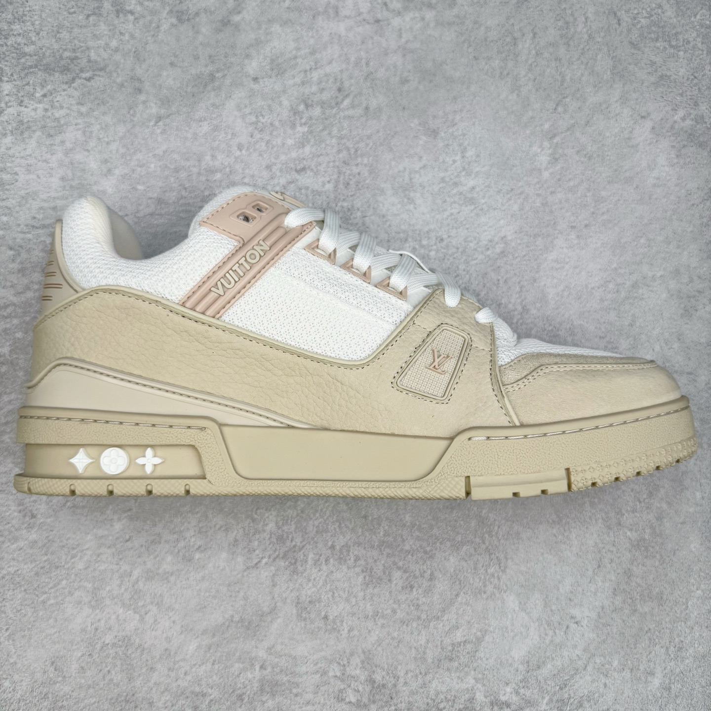 Louis Vuitton Trainer lv时装走秀运动鞋 完美鞋型超高的清洁度 零毛边线头瑕疵 全套原楦原纸版原鞋开模 全网最具灵魂的版型 正确原装黄色鞋盒 正确中底印花 鞋面印花3D高频深度立体 全鞋电脑针车 紧密相连 针距密度一致 环保乳胶注塑鞋垫 厚度脚感还原原版 皮面裁剪部位 统一油边封口工艺 原装橡胶大底含胶量大底组合零偏差 专柜全套包装 防尘袋 说明书 质保卡 男女鞋 尺码：35 36 37 38 39 40 41 42 43 44 45-选品中心