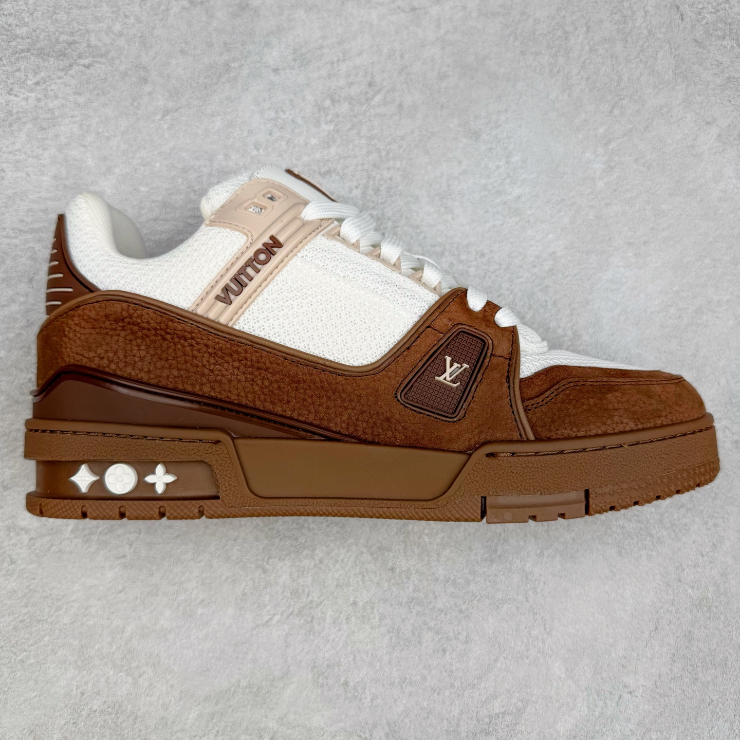 Louis Vuitton Trainer lv时装走秀运动鞋 完美鞋型超高的清洁度 零毛边线头瑕疵 全套原楦原纸版原鞋开模 全网最具灵魂的版型 正确原装黄色鞋盒 正确中底印花 鞋面印花3D高频深度立体 全鞋电脑针车 紧密相连 针距密度一致 环保乳胶注塑鞋垫 厚度脚感还原原版 皮面裁剪部位 统一油边封口工艺 原装橡胶大底含胶量大底组合零偏差 专柜全套包装 防尘袋 说明书 质保卡 男女鞋 尺码：35 36 37 38 39 40 41 42 43 44 45-选品中心