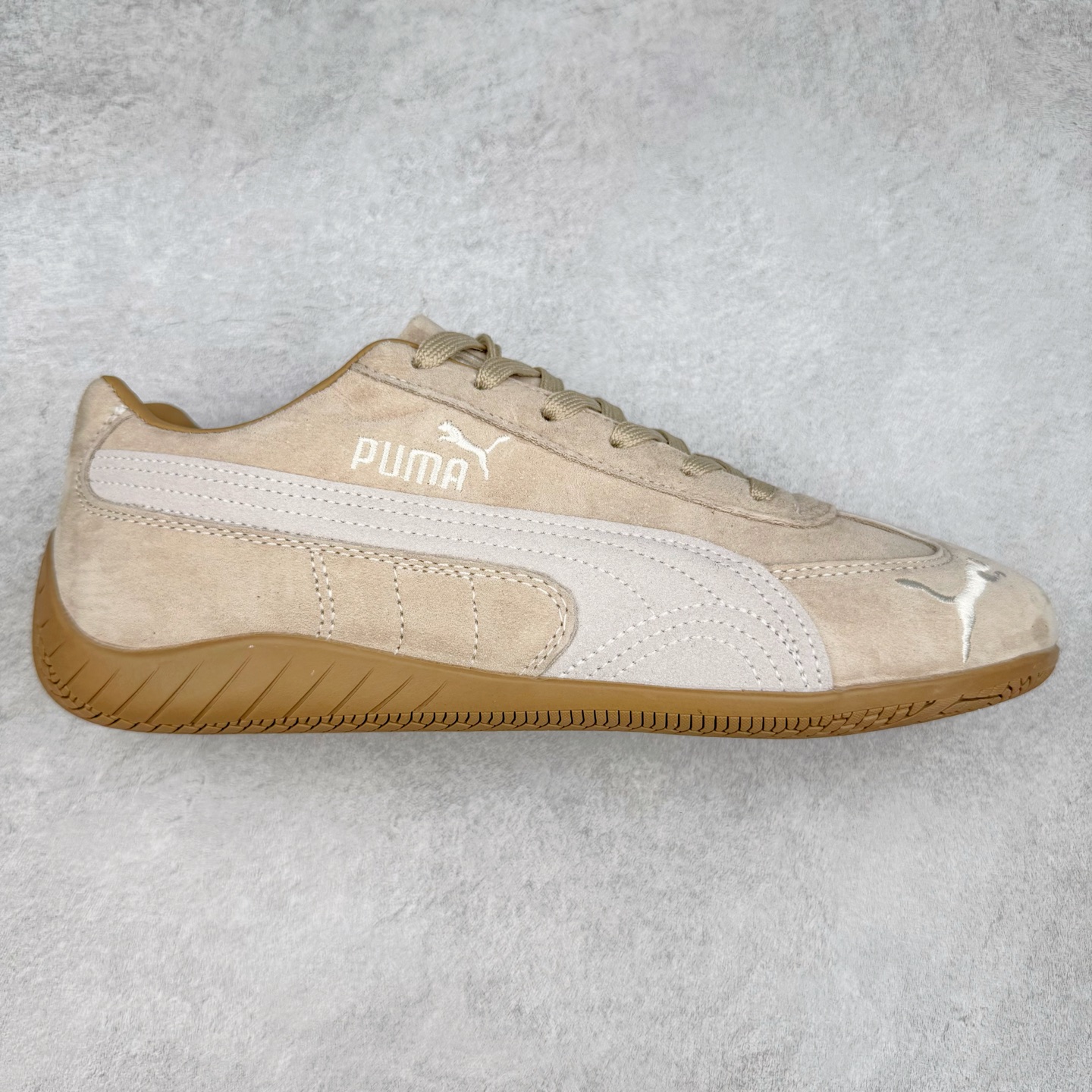 ＃TG特价福利 PUMA Speedca OG 彪马极速赛车系列低帮德训风拼接复古百搭休闲运动赛车鞋 鞋款从80、90年代赛车手所穿的防火赛车鞋为原型，鞋身线条模仿了赛车的流线廓形，体现了空气动力学原理的结构。简约流畅的外观，恰好又和贯穿其中的Formstrip Logo融合恰到好处，视觉上细节丰富且协调。本次Speedcat OG鞋款归来，最大看点自然式保留了窄版鞋型以及薄底构造。这两年各品牌鞋底越做越厚，Speedcat反其道而行之，上脚几乎无鞋底的效果带来耳目一新的视觉体验。鞋面依旧是以质感细腻的麂皮材质打造，并且大面积近乎全包裹的使用，复古味道也愈发浓烈。配色上更是将最原始的黑色和红色带回，向F1赛车队的标志性队服致敬。相信让各位一眼种草的更多是出挑的大红色，上脚即可瞬间点亮整体造型，在以球鞋为核心的OOTD中脱颖而出。而另一款黑色则是低调的万金油，彰显新潮个性的同时又不喧宾夺主，也是热爱简约系穿搭朋友的首选。 尺码：35.5 36 37 37.5 38 38.5 39 40 40.5 41 42 42.5 43 44 44.5 45-选品中心