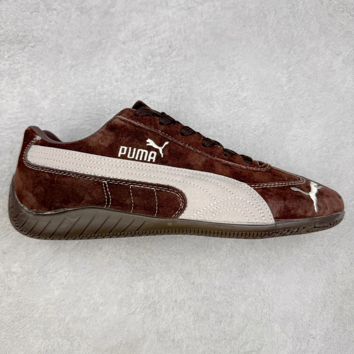 ＃TG特价福利 PUMA Speedca OG 彪马极速赛车系列低帮德训风拼接复古百搭休闲运动赛车鞋 鞋款从80、90年代赛车手所穿的防火赛车鞋为原型，鞋身线条模仿了赛车的流线廓形，体现了空气动力学原理的结构。简约流畅的外观，恰好又和贯穿其中的Formstrip Logo融合恰到好处，视觉上细节丰富且协调。本次Speedcat OG鞋款归来，最大看点自然式保留了窄版鞋型以及薄底构造。这两年各品牌鞋底越做越厚，Speedcat反其道而行之，上脚几乎无鞋底的效果带来耳目一新的视觉体验。鞋面依旧是以质感细腻的麂皮材质打造，并且大面积近乎全包裹的使用，复古味道也愈发浓烈。配色上更是将最原始的黑色和红色带回，向F1赛车队的标志性队服致敬。相信让各位一眼种草的更多是出挑的大红色，上脚即可瞬间点亮整体造型，在以球鞋为核心的OOTD中脱颖而出。而另一款黑色则是低调的万金油，彰显新潮个性的同时又不喧宾夺主，也是热爱简约系穿搭朋友的首选。 尺码：35.5 36 37 37.5 38 38.5 39 40 40.5 41 42 42.5 43 44 44.5 45-选品中心