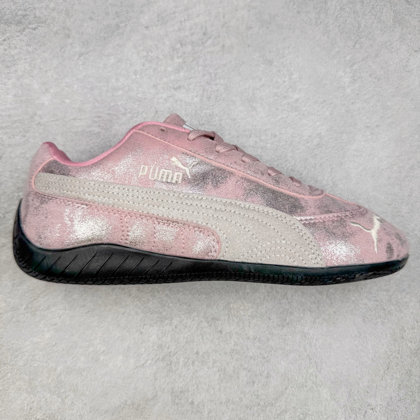 ＃TG特价福利 PUMA Speedca OG 彪马极速赛车系列低帮德训风拼接复古百搭休闲运动赛车鞋 鞋款从80、90年代赛车手所穿的防火赛车鞋为原型，鞋身线条模仿了赛车的流线廓形，体现了空气动力学原理的结构。简约流畅的外观，恰好又和贯穿其中的Formstrip Logo融合恰到好处，视觉上细节丰富且协调。本次Speedcat OG鞋款归来，最大看点自然式保留了窄版鞋型以及薄底构造。这两年各品牌鞋底越做越厚，Speedcat反其道而行之，上脚几乎无鞋底的效果带来耳目一新的视觉体验。鞋面依旧是以质感细腻的麂皮材质打造，并且大面积近乎全包裹的使用，复古味道也愈发浓烈。配色上更是将最原始的黑色和红色带回，向F1赛车队的标志性队服致敬。相信让各位一眼种草的更多是出挑的大红色，上脚即可瞬间点亮整体造型，在以球鞋为核心的OOTD中脱颖而出。而另一款黑色则是低调的万金油，彰显新潮个性的同时又不喧宾夺主，也是热爱简约系穿搭朋友的首选。 尺码：35.5 36 37 37.5 38 38.5 39 40 40.5 41 42 42.5 43 44 44.5 45-选品中心