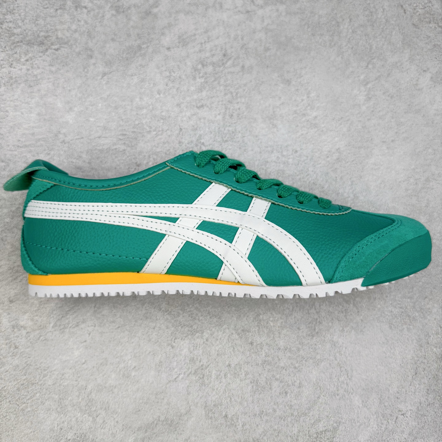 ＃C版 Asics Onitsuka Tiger MEXICO 66 亚瑟士鬼冢虎复古经典板鞋 CNY 龙年限定 白红 市场王者选手 海外订单工厂出品 长期生产补货永不断码 超成熟稳定的做工品控 原装全套纸板楦头开发 原汁原味 完美呈现版型 私模正确鞋底咬花纹路 一比一鞋头弧度高度鞋身弧度 绝不口嗨 细节品控鞋型随意秒杀市面 原档咬花纹路私模大底 一个单元有六个三角形 总体形拼接呈现花瓣状 官方四联吊牌 原装Ortholite轻量化鞋垫 原盒原配 质保卡 说明书 钢印防尘纸 纸板中底带钢印 乳胶组合鞋垫 支持全方位的对比专柜 产品从款式颜色造型上体现出追求舒适和细节的完美 鞋类更是推崇手工制作的严谨与完美 融舒适性与可穿性的设计风格 注重细节的完美和别致魅力 既保持稳重 又不失轻松的时尚感 尺码：36 37 37.5 38 39 39.5 40 40.5 41.5 42 42.5 43.5 44 45-选品中心