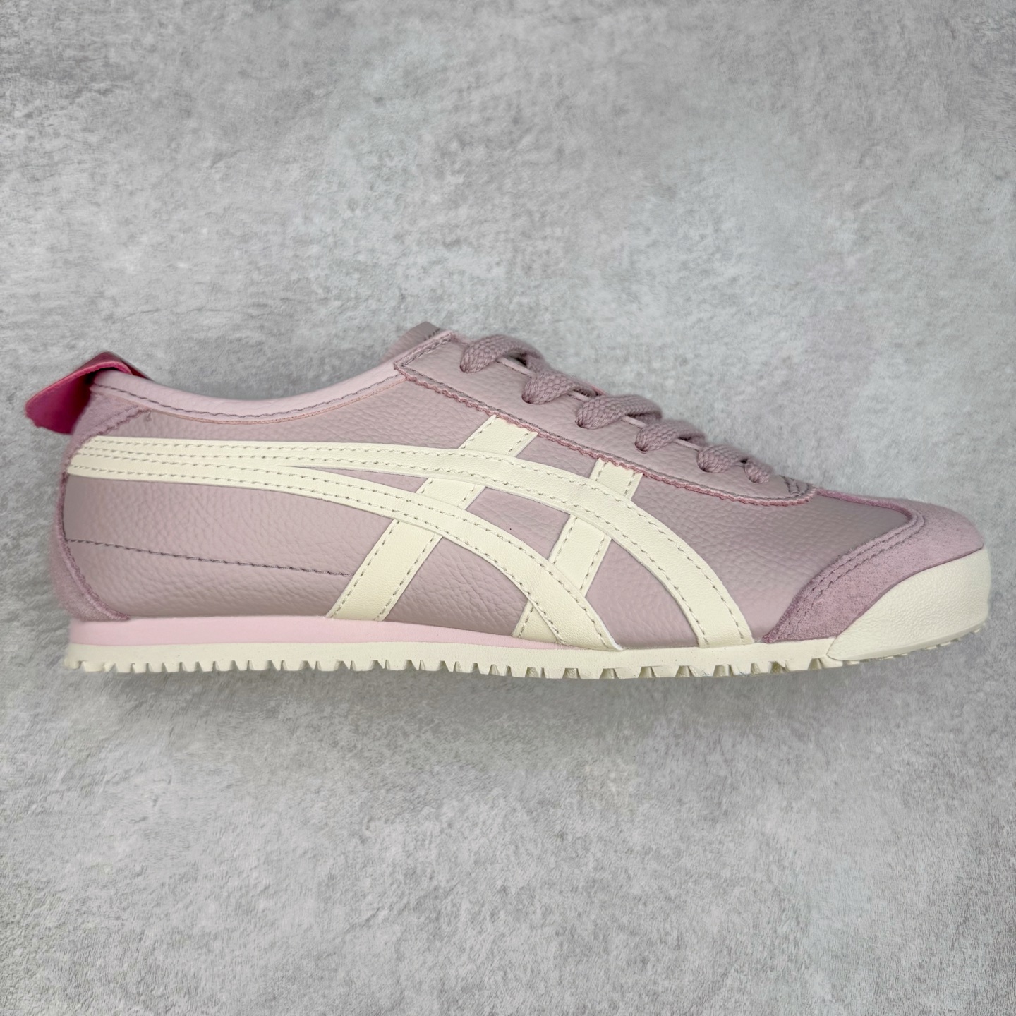 ＃C版 Asics Onitsuka Tiger MEXICO 66 亚瑟士鬼冢虎复古经典板鞋 CNY 龙年限定 白红 市场王者选手 海外订单工厂出品 长期生产补货永不断码 超成熟稳定的做工品控 原装全套纸板楦头开发 原汁原味 完美呈现版型 私模正确鞋底咬花纹路 一比一鞋头弧度高度鞋身弧度 绝不口嗨 细节品控鞋型随意秒杀市面 原档咬花纹路私模大底 一个单元有六个三角形 总体形拼接呈现花瓣状 官方四联吊牌 原装Ortholite轻量化鞋垫 原盒原配 质保卡 说明书 钢印防尘纸 纸板中底带钢印 乳胶组合鞋垫 支持全方位的对比专柜 产品从款式颜色造型上体现出追求舒适和细节的完美 鞋类更是推崇手工制作的严谨与完美 融舒适性与可穿性的设计风格 注重细节的完美和别致魅力 既保持稳重 又不失轻松的时尚感 尺码：36 37 37.5 38 39 39.5 40 40.5 41.5 42 42.5 43.5 44 45-选品中心