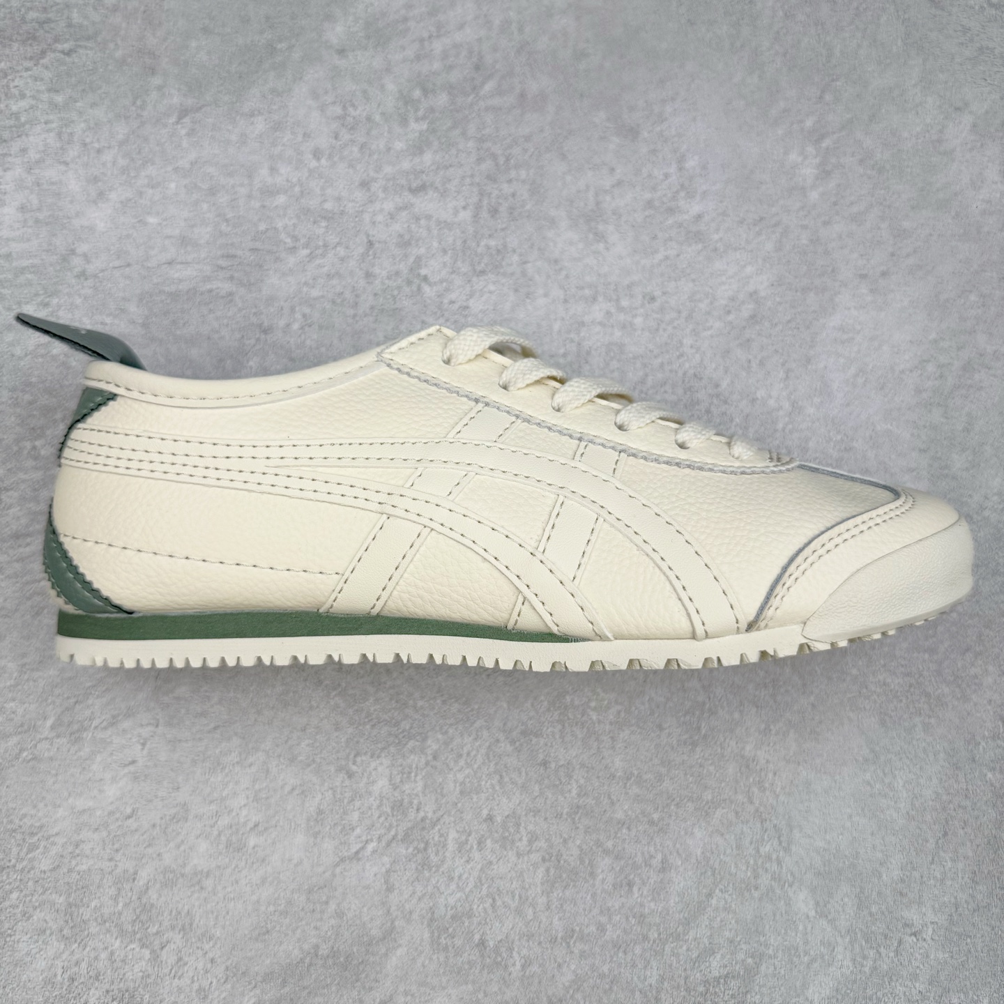 ＃C版 Asics Onitsuka Tiger MEXICO 66 亚瑟士鬼冢虎复古经典板鞋 CNY 龙年限定 白红 市场王者选手 海外订单工厂出品 长期生产补货永不断码 超成熟稳定的做工品控 原装全套纸板楦头开发 原汁原味 完美呈现版型 私模正确鞋底咬花纹路 一比一鞋头弧度高度鞋身弧度 绝不口嗨 细节品控鞋型随意秒杀市面 原档咬花纹路私模大底 一个单元有六个三角形 总体形拼接呈现花瓣状 官方四联吊牌 原装Ortholite轻量化鞋垫 原盒原配 质保卡 说明书 钢印防尘纸 纸板中底带钢印 乳胶组合鞋垫 支持全方位的对比专柜 产品从款式颜色造型上体现出追求舒适和细节的完美 鞋类更是推崇手工制作的严谨与完美 融舒适性与可穿性的设计风格 注重细节的完美和别致魅力 既保持稳重 又不失轻松的时尚感 尺码：36 37 37.5 38 39 39.5 40 40.5 41.5 42 42.5 43.5 44 45-选品中心