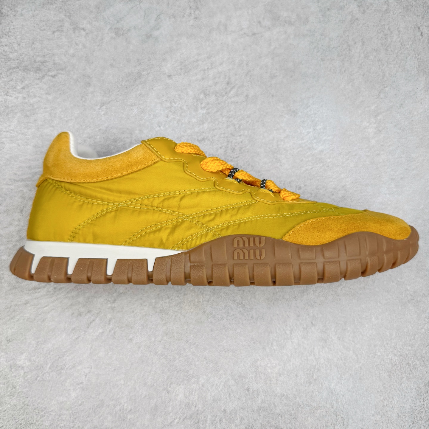 Miumiu 25ss Tyre系列春夏新款 饼干鞋 阿甘鞋休闲运动鞋Miumiu最新爆款 前卫大胆的设计，风格融于此款厚底帆布运动鞋的简约线条，别致徽标饰于鞋舌与背面，点缀复古设计，平添标志性元素！厚底设计定义前卫的现代风格，这款Tyre集优雅气质与运动功能于一身，动感橡胶鞋底柔韧耐磨，令人联想起轮胎花纹，橡胶鞋底除了增加了这双鞋的复古属性外也增加了防滑功能鞋面由科技织物和麂皮制成，融合运动与时尚、功能与优雅，表达了Miu Miu的核心精神 尺码：35-40-选品中心