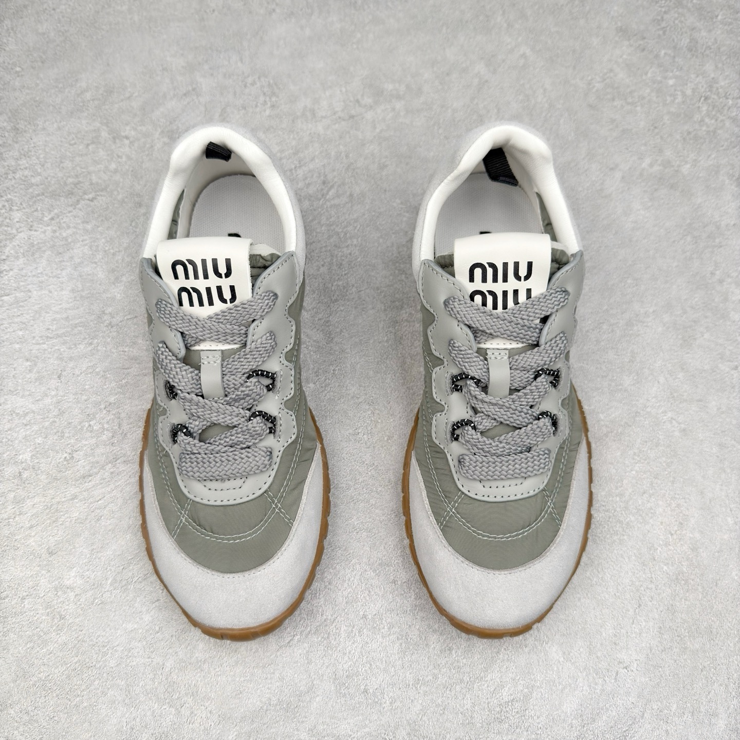 图片[9]-Miumiu 25ss Tyre系列春夏新款 饼干鞋 阿甘鞋休闲运动鞋Miumiu最新爆款 前卫大胆的设计，风格融于此款厚底帆布运动鞋的简约线条，别致徽标饰于鞋舌与背面，点缀复古设计，平添标志性元素！厚底设计定义前卫的现代风格，这款Tyre集优雅气质与运动功能于一身，动感橡胶鞋底柔韧耐磨，令人联想起轮胎花纹，橡胶鞋底除了增加了这双鞋的复古属性外也增加了防滑功能鞋面由科技织物和麂皮制成，融合运动与时尚、功能与优雅，表达了Miu Miu的核心精神 尺码：35-40-选品中心