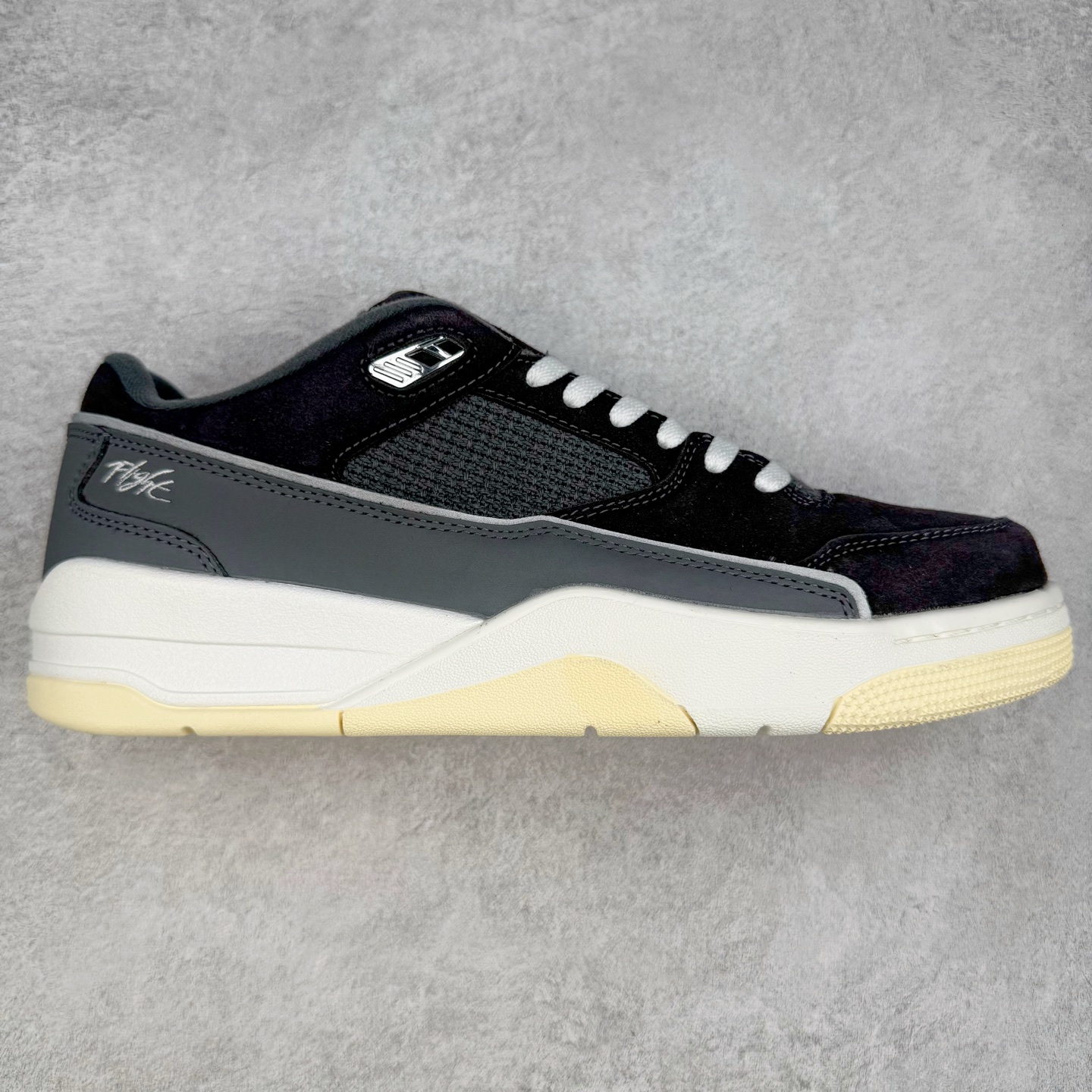 图片[10]-NK Air Zoom Vomero 17 轻便舒适公路跑步鞋 质感柔软 弹力充沛 助力一路畅跑 乐享不停 厚实泡绵缔造舒适的回弹效果 铸就出色跑步表现 该鞋款轻盈透气 带你步入舒适新境界 疾速刺激感和非凡舒适脚感交织 定能让跑者在迈步间找到渴望已久的跑步乐趣 自如掌控跑步节奏、配速和里程 足底缓震配置赋予双足柔软舒适感受 助你一路畅跑 缓震设计 在双足触地时有助提供舒适脚感 搭载性能出众的 ZoomX 和 Cushlon 泡绵 营造柔软舒适脚感 助你稳稳迈步 基于跑者反馈 简化中底设计 带来出色舒适感 尺码：36 36.5 37.5 38 38.5 39 40 40.5 41 42 42.5 43 44 44.5 45-选品中心