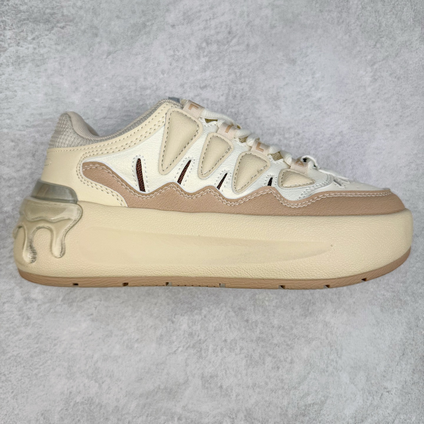 FILA CARROT 2 斐乐萝卜鞋2.0 经典百搭休闲 防滑减震耐磨低帮板鞋 传承了 FILA 的百年基因，融入年轻运动及潮流文化，成为引领变革、创新突破的一代。以“1+N” 的跨界合作模式重现经典的同时创造经典。带来最出其不意的跨界合作惊喜。同时，FILAFUSION把FILA 的 DNA 融入到定制体验里，你可以随心制造厲于你的产品。FILA FUSION 的鞋家族涵盖了老爹鞋、跑步鞋、网球鞋、季节款。风格复古新潮，满足了时尚人士出行及各类运动的搭配需求，成为当下年轻人筷拥的鞋类品牌之一。FILA FUSION 走进年轻人的世界，通过年轻人运动，街舞，滑板，篮球，展现 FILA FUSION 的潮流态度和年轻文化。FILA FUSION 认为末来属于引领变革、创新突破的年轻一代，让我们一起构成 FILA 未来的蓝图吧！尺码：35.5 36 36.5 37.5 38 38.5 39 40-选品中心