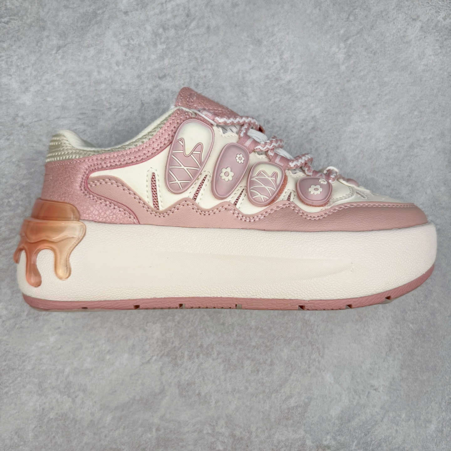 图片[8]-FILA CARROT 2 斐乐萝卜鞋2.0 经典百搭休闲 防滑减震耐磨低帮板鞋 传承了 FILA 的百年基因，融入年轻运动及潮流文化，成为引领变革、创新突破的一代。以“1+N” 的跨界合作模式重现经典的同时创造经典。带来最出其不意的跨界合作惊喜。同时，FILAFUSION把FILA 的 DNA 融入到定制体验里，你可以随心制造厲于你的产品。FILA FUSION 的鞋家族涵盖了老爹鞋、跑步鞋、网球鞋、季节款。风格复古新潮，满足了时尚人士出行及各类运动的搭配需求，成为当下年轻人筷拥的鞋类品牌之一。FILA FUSION 走进年轻人的世界，通过年轻人运动，街舞，滑板，篮球，展现 FILA FUSION 的潮流态度和年轻文化。FILA FUSION 认为末来属于引领变革、创新突破的年轻一代，让我们一起构成 FILA 未来的蓝图吧！尺码：35.5 36 36.5 37.5 38 38.5 39 40-选品中心