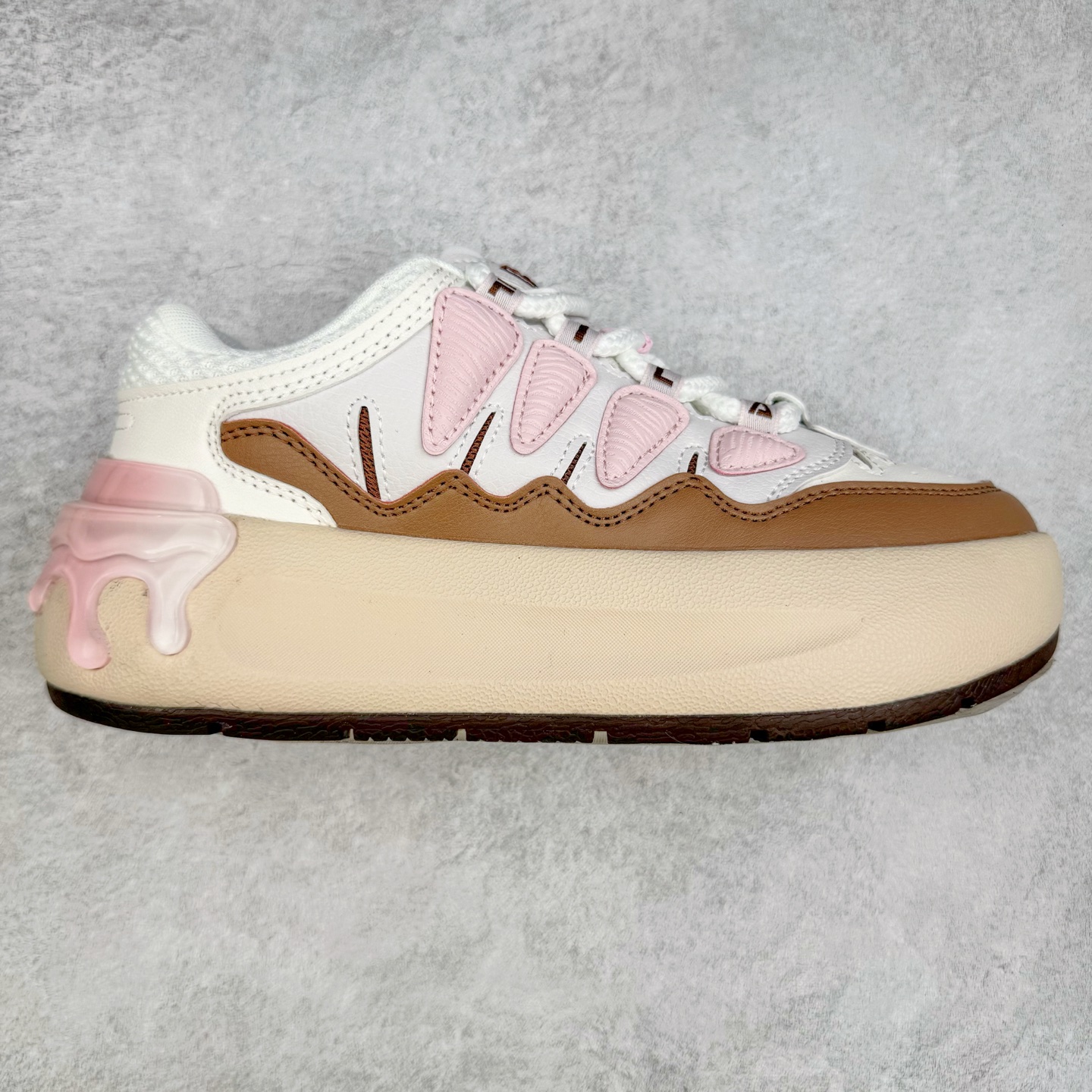 FILA CARROT 2 斐乐萝卜鞋2.0 经典百搭休闲 防滑减震耐磨低帮板鞋 传承了 FILA 的百年基因，融入年轻运动及潮流文化，成为引领变革、创新突破的一代。以“1+N” 的跨界合作模式重现经典的同时创造经典。带来最出其不意的跨界合作惊喜。同时，FILAFUSION把FILA 的 DNA 融入到定制体验里，你可以随心制造厲于你的产品。FILA FUSION 的鞋家族涵盖了老爹鞋、跑步鞋、网球鞋、季节款。风格复古新潮，满足了时尚人士出行及各类运动的搭配需求，成为当下年轻人筷拥的鞋类品牌之一。FILA FUSION 走进年轻人的世界，通过年轻人运动，街舞，滑板，篮球，展现 FILA FUSION 的潮流态度和年轻文化。FILA FUSION 认为末来属于引领变革、创新突破的年轻一代，让我们一起构成 FILA 未来的蓝图吧！尺码：35.5 36 36.5 37.5 38 38.5 39 40-选品中心