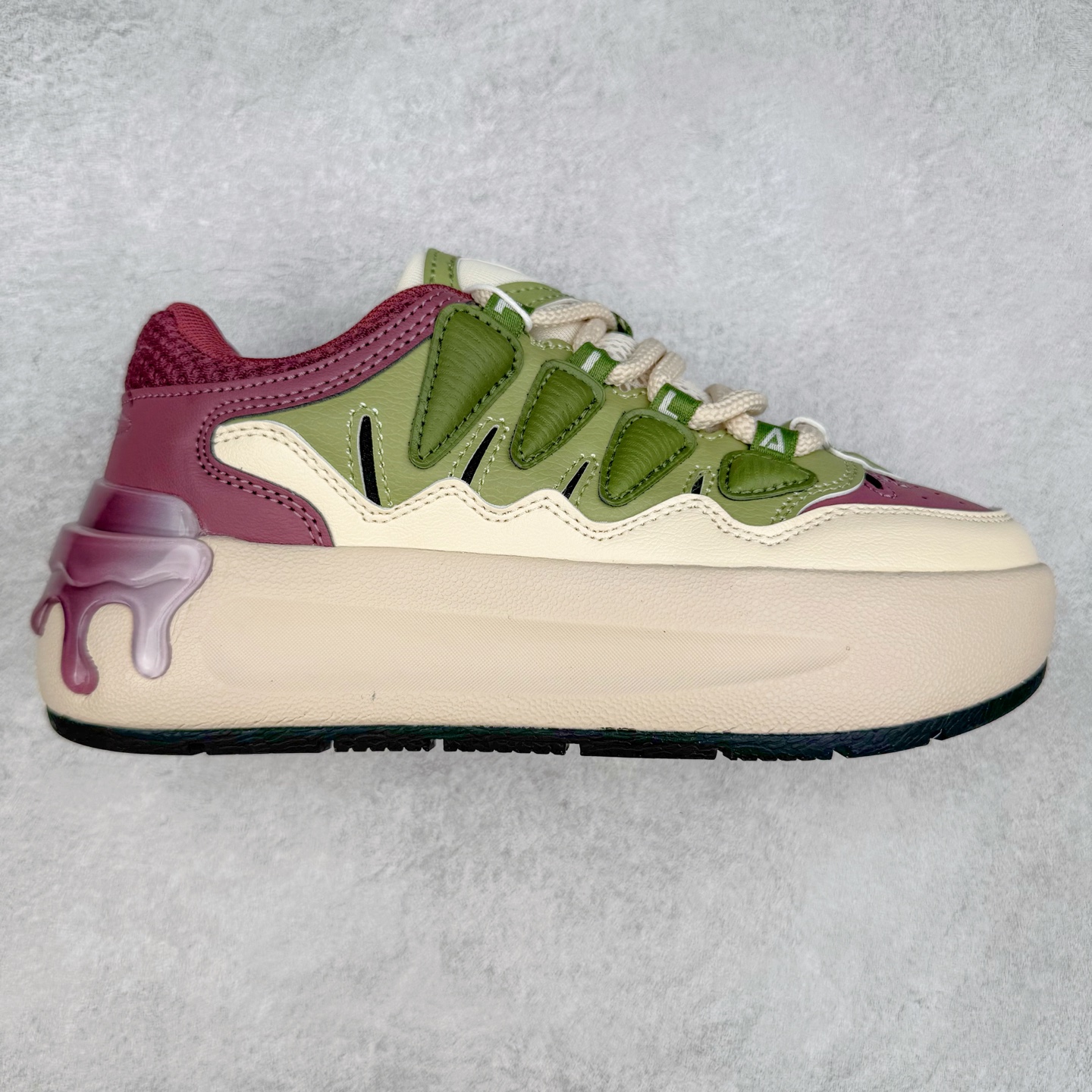 FILA CARROT 2 斐乐萝卜鞋2.0 经典百搭休闲 防滑减震耐磨低帮板鞋 传承了 FILA 的百年基因，融入年轻运动及潮流文化，成为引领变革、创新突破的一代。以“1+N” 的跨界合作模式重现经典的同时创造经典。带来最出其不意的跨界合作惊喜。同时，FILAFUSION把FILA 的 DNA 融入到定制体验里，你可以随心制造厲于你的产品。FILA FUSION 的鞋家族涵盖了老爹鞋、跑步鞋、网球鞋、季节款。风格复古新潮，满足了时尚人士出行及各类运动的搭配需求，成为当下年轻人筷拥的鞋类品牌之一。FILA FUSION 走进年轻人的世界，通过年轻人运动，街舞，滑板，篮球，展现 FILA FUSION 的潮流态度和年轻文化。FILA FUSION 认为末来属于引领变革、创新突破的年轻一代，让我们一起构成 FILA 未来的蓝图吧！尺码：35.5 36 36.5 37.5 38 38.5 39 40-选品中心