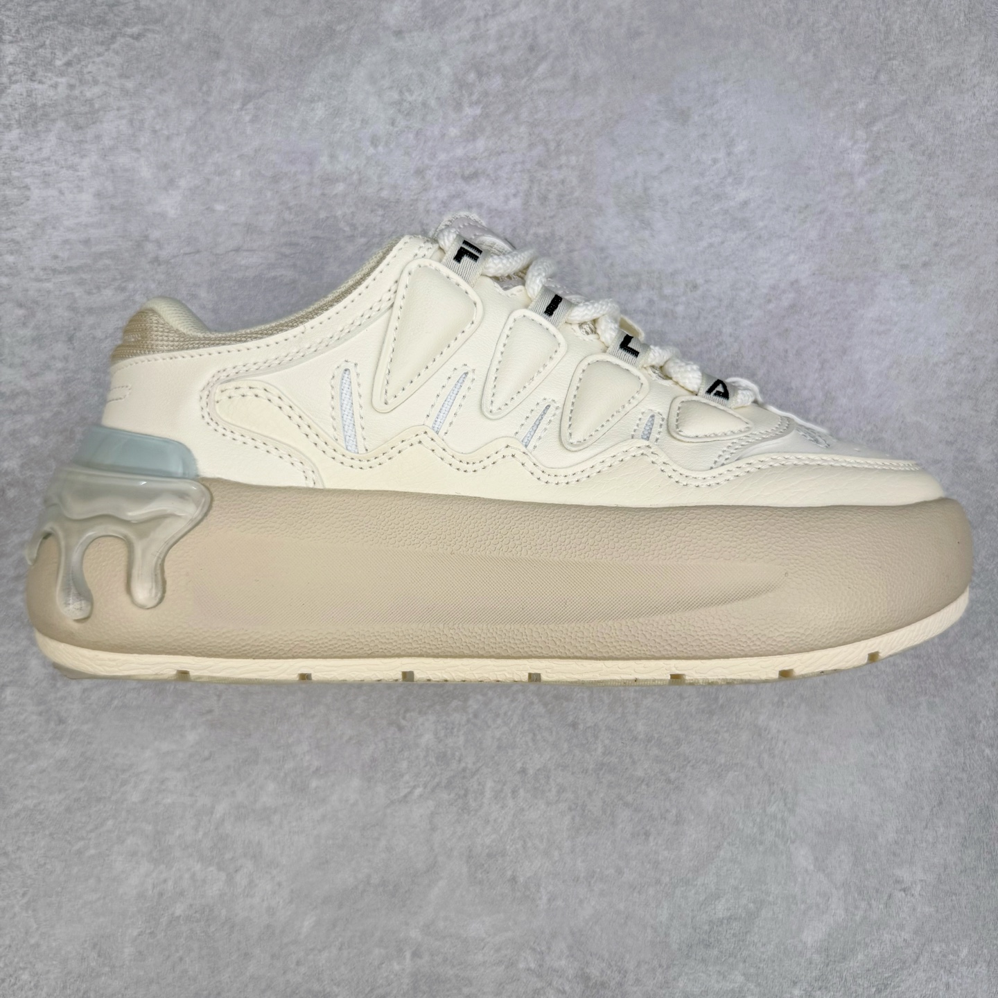 FILA CARROT 2 斐乐萝卜鞋2.0 经典百搭休闲 防滑减震耐磨低帮板鞋 传承了 FILA 的百年基因，融入年轻运动及潮流文化，成为引领变革、创新突破的一代。以“1+N” 的跨界合作模式重现经典的同时创造经典。带来最出其不意的跨界合作惊喜。同时，FILAFUSION把FILA 的 DNA 融入到定制体验里，你可以随心制造厲于你的产品。FILA FUSION 的鞋家族涵盖了老爹鞋、跑步鞋、网球鞋、季节款。风格复古新潮，满足了时尚人士出行及各类运动的搭配需求，成为当下年轻人筷拥的鞋类品牌之一。FILA FUSION 走进年轻人的世界，通过年轻人运动，街舞，滑板，篮球，展现 FILA FUSION 的潮流态度和年轻文化。FILA FUSION 认为末来属于引领变革、创新突破的年轻一代，让我们一起构成 FILA 未来的蓝图吧！尺码：35.5 36 36.5 37.5 38 38.5 39 40-选品中心