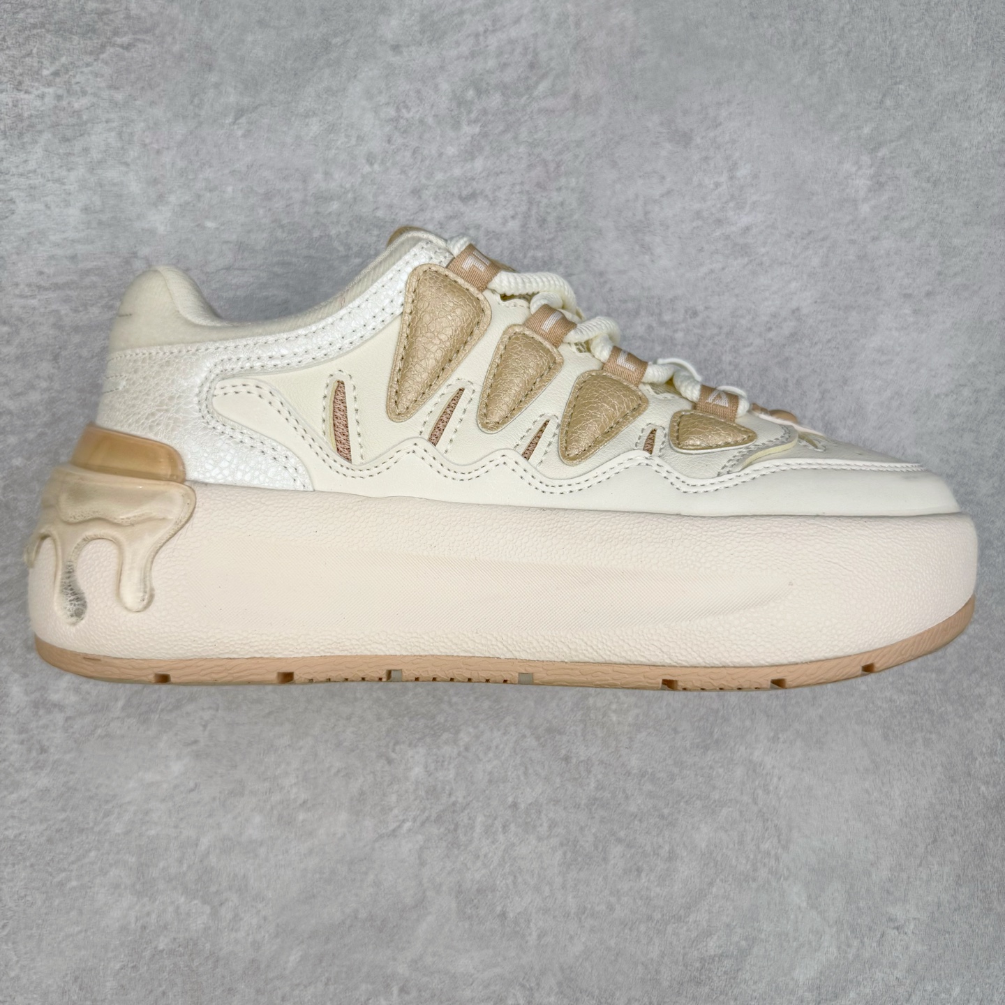 图片[5]-FILA CARROT 2 斐乐萝卜鞋2.0 经典百搭休闲 防滑减震耐磨低帮板鞋 传承了 FILA 的百年基因，融入年轻运动及潮流文化，成为引领变革、创新突破的一代。以“1+N” 的跨界合作模式重现经典的同时创造经典。带来最出其不意的跨界合作惊喜。同时，FILAFUSION把FILA 的 DNA 融入到定制体验里，你可以随心制造厲于你的产品。FILA FUSION 的鞋家族涵盖了老爹鞋、跑步鞋、网球鞋、季节款。风格复古新潮，满足了时尚人士出行及各类运动的搭配需求，成为当下年轻人筷拥的鞋类品牌之一。FILA FUSION 走进年轻人的世界，通过年轻人运动，街舞，滑板，篮球，展现 FILA FUSION 的潮流态度和年轻文化。FILA FUSION 认为末来属于引领变革、创新突破的年轻一代，让我们一起构成 FILA 未来的蓝图吧！尺码：35.5 36 36.5 37.5 38 38.5 39 40-选品中心